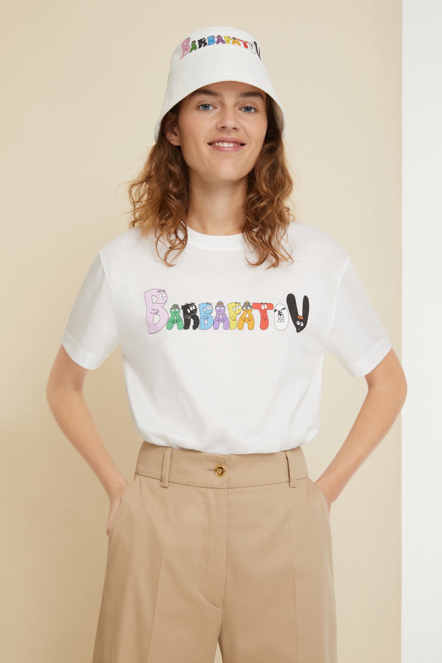 Patou - Maglietta Barbapatou in cotone bio - White - Tu li vedi trasformare come gli va, ora in una stampa Barbapatou giocosa e colorata. Maglietta in cotone bio bianco. Modello della collezione capsule Barbapatou creata in collaborazione esclusiva con Barbapapà. Collo rotondo. Barbapatou stampato in lettere Barbapapà sul davanti. Monogramma JP ricreato con i personaggi Barbapapà sul retro.Look unisex (per gli uomini: prendere una taglia in più).