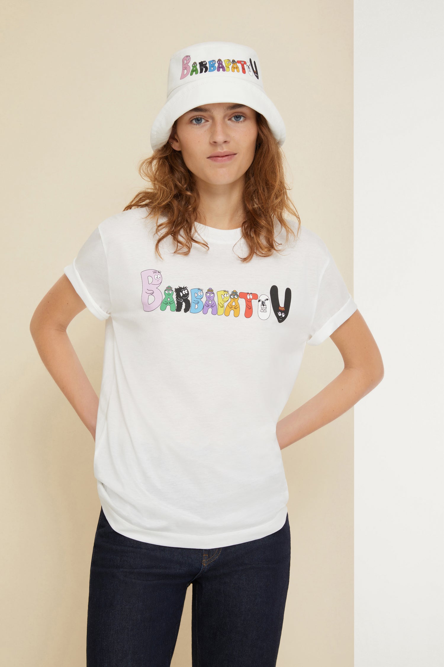 Patou - Maglietta Barbapatou in cotone bio - White - Tu li vedi trasformare come gli va, ora in una stampa Barbapatou giocosa e colorata. Maglietta in cotone bio bianco. Modello della collezione capsule Barbapatou creata in collaborazione esclusiva con Barbapapà. Collo rotondo. Barbapatou stampato in lettere Barbapapà sul davanti. Monogramma JP ricreato con i personaggi Barbapapà sul retro.Look unisex (per gli uomini: prendere una taglia in più).