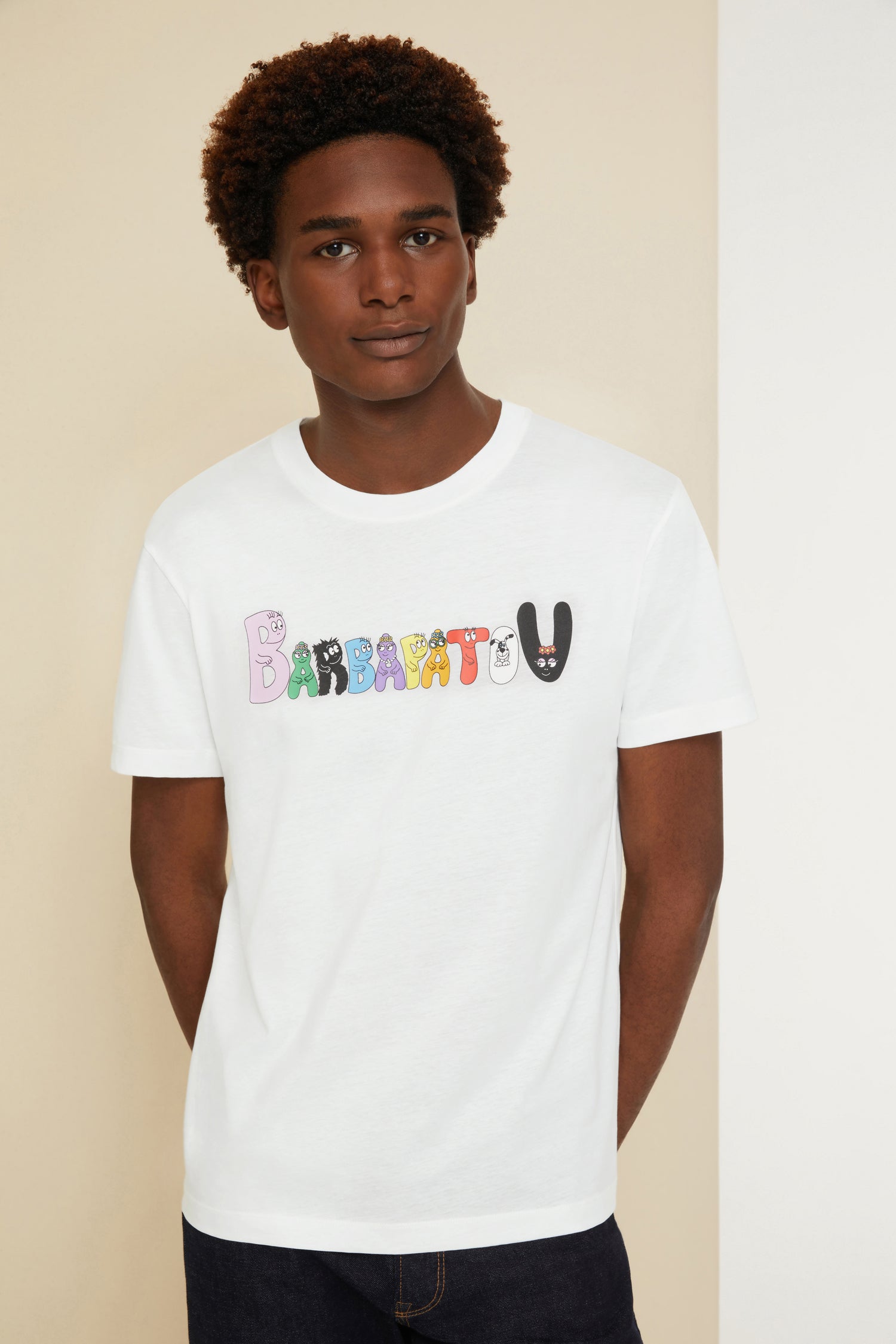 Patou - Maglietta Barbapatou in cotone bio - White - Tu li vedi trasformare come gli va, ora in una stampa Barbapatou giocosa e colorata. Maglietta in cotone bio bianco. Modello della collezione capsule Barbapatou creata in collaborazione esclusiva con Barbapapà. Collo rotondo. Barbapatou stampato in lettere Barbapapà sul davanti. Monogramma JP ricreato con i personaggi Barbapapà sul retro.Look unisex (per gli uomini: prendere una taglia in più).