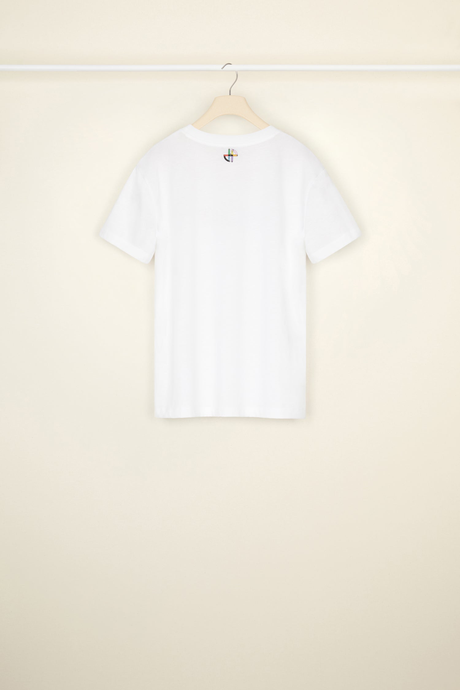 Patou - Maglietta Barbapatou in cotone bio - White - Tu li vedi trasformare come gli va, ora in una stampa Barbapatou giocosa e colorata. Maglietta in cotone bio bianco. Modello della collezione capsule Barbapatou creata in collaborazione esclusiva con Barbapapà. Collo rotondo. Barbapatou stampato in lettere Barbapapà sul davanti. Monogramma JP ricreato con i personaggi Barbapapà sul retro.Look unisex (per gli uomini: prendere una taglia in più).