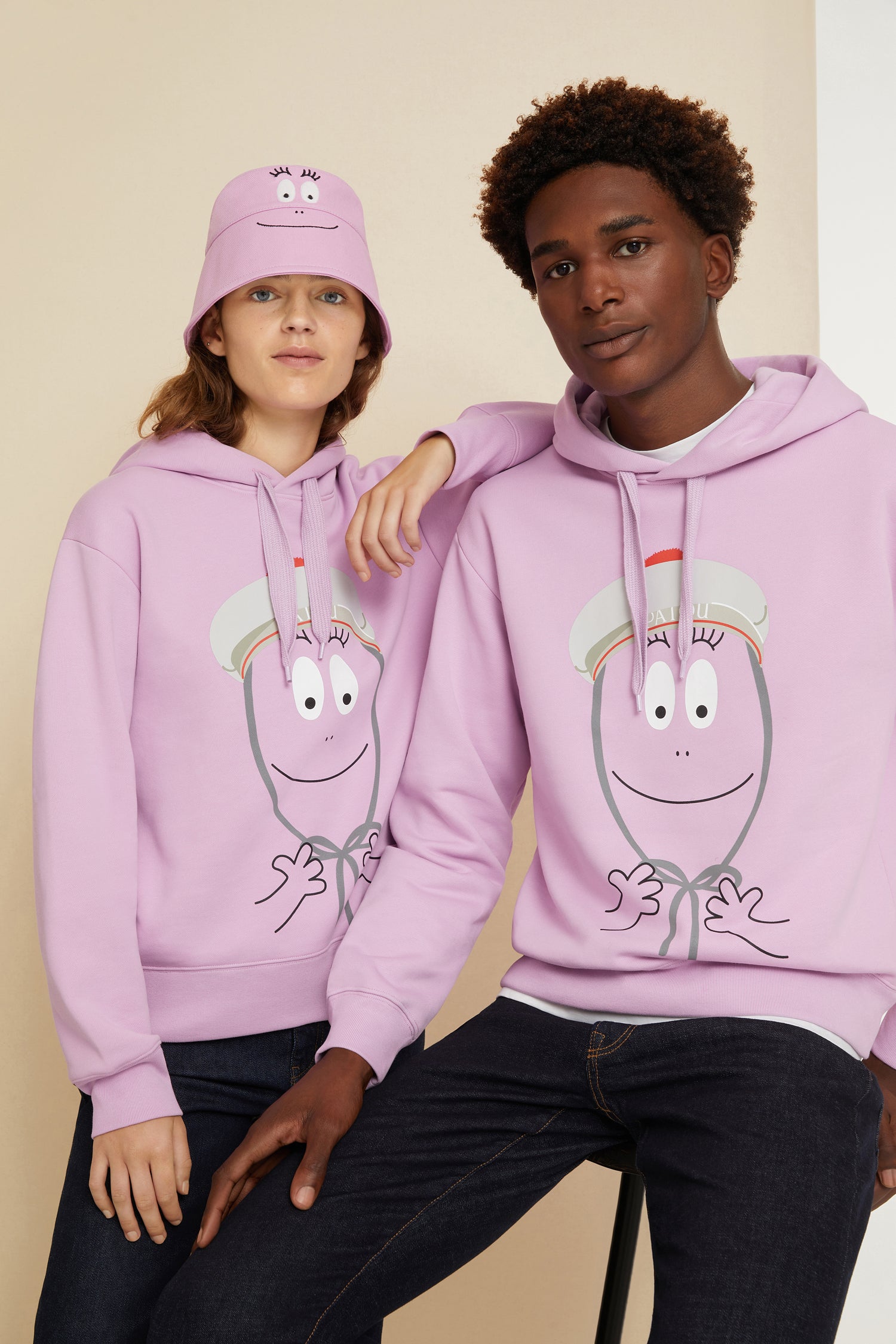 Patou - オーガニックコットン バーバパパ ユニセックス フーディー - Lilac - バーバパパ フーディーで楽しく陽気な毎日。  ライラックのオーガニックコットン製フーディー。バーバパパとの特別なコラボレーションから誕生したバーバパトゥ カプセルコレクションの作品。ドローストリング付きフーディーカラー。フロントにシグネチャー パトゥハットをかぶったバーバパパのプリント。左袖に新デザインのパトゥ ロゴ。袖口とウエストにリブ。ユニセックスクーペ （男性用はワンサイズ上をお選ください）。