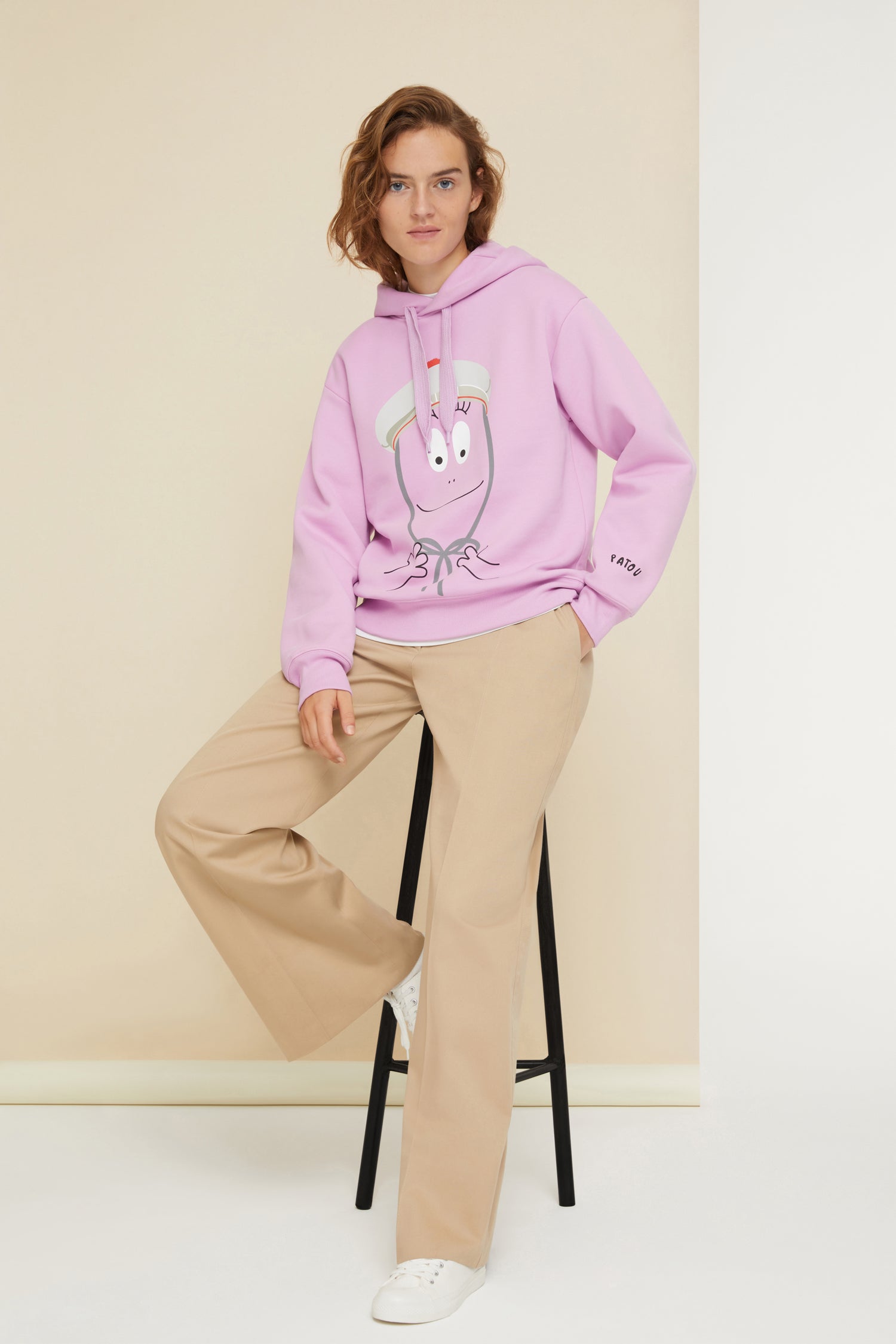 Patou - オーガニックコットン バーバパパ ユニセックス フーディー - Lilac - バーバパパ フーディーで楽しく陽気な毎日。  ライラックのオーガニックコットン製フーディー。バーバパパとの特別なコラボレーションから誕生したバーバパトゥ カプセルコレクションの作品。ドローストリング付きフーディーカラー。フロントにシグネチャー パトゥハットをかぶったバーバパパのプリント。左袖に新デザインのパトゥ ロゴ。袖口とウエストにリブ。ユニセックスクーペ （男性用はワンサイズ上をお選ください）。