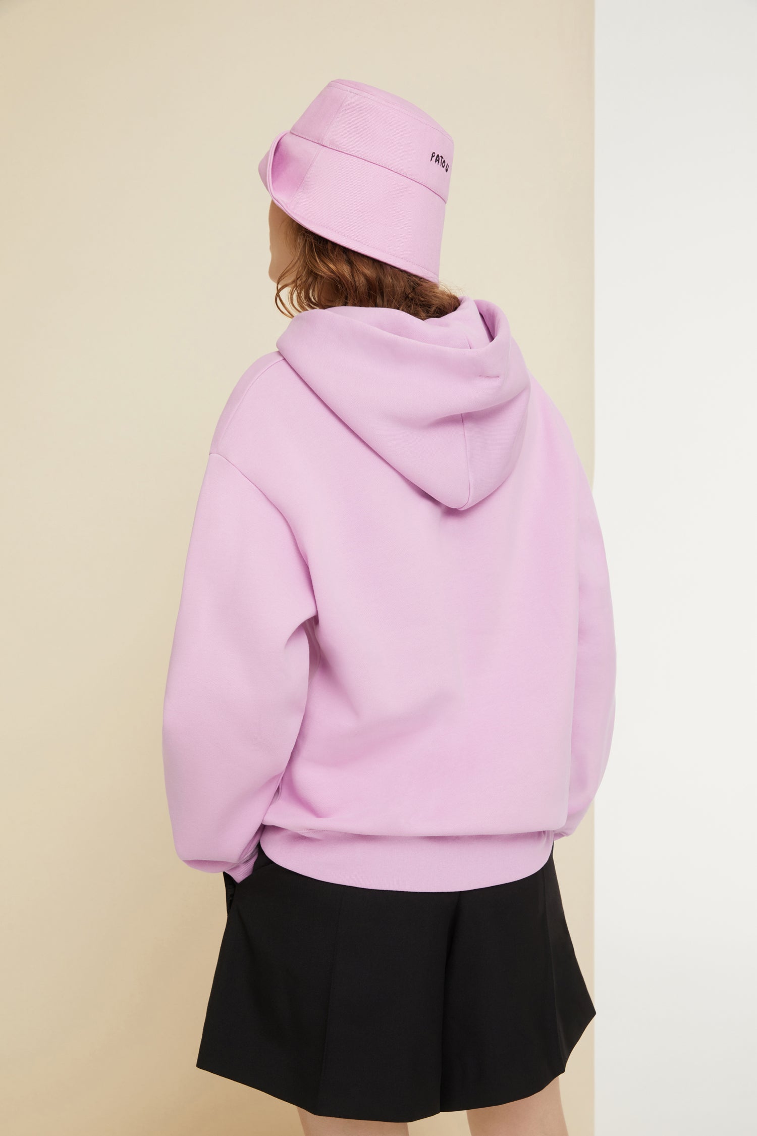 Patou - オーガニックコットン バーバパパ ユニセックス フーディー - Lilac - バーバパパ フーディーで楽しく陽気な毎日。  ライラックのオーガニックコットン製フーディー。バーバパパとの特別なコラボレーションから誕生したバーバパトゥ カプセルコレクションの作品。ドローストリング付きフーディーカラー。フロントにシグネチャー パトゥハットをかぶったバーバパパのプリント。左袖に新デザインのパトゥ ロゴ。袖口とウエストにリブ。ユニセックスクーペ （男性用はワンサイズ上をお選ください）。