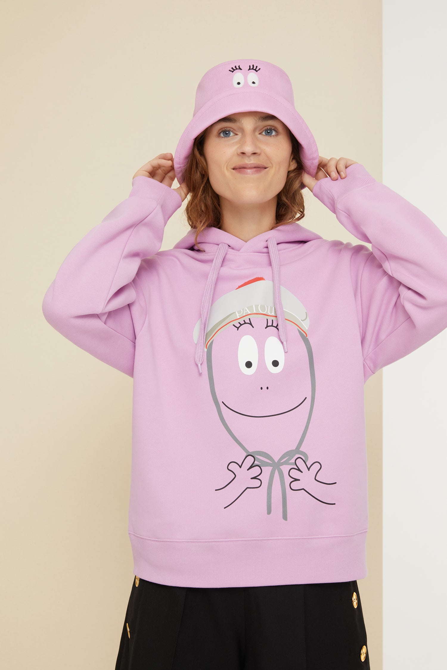 Patou - オーガニックコットン バーバパパ ユニセックス フーディー - Lilac - バーバパパ フーディーで楽しく陽気な毎日。  ライラックのオーガニックコットン製フーディー。バーバパパとの特別なコラボレーションから誕生したバーバパトゥ カプセルコレクションの作品。ドローストリング付きフーディーカラー。フロントにシグネチャー パトゥハットをかぶったバーバパパのプリント。左袖に新デザインのパトゥ ロゴ。袖口とウエストにリブ。ユニセックスクーペ （男性用はワンサイズ上をお選ください）。