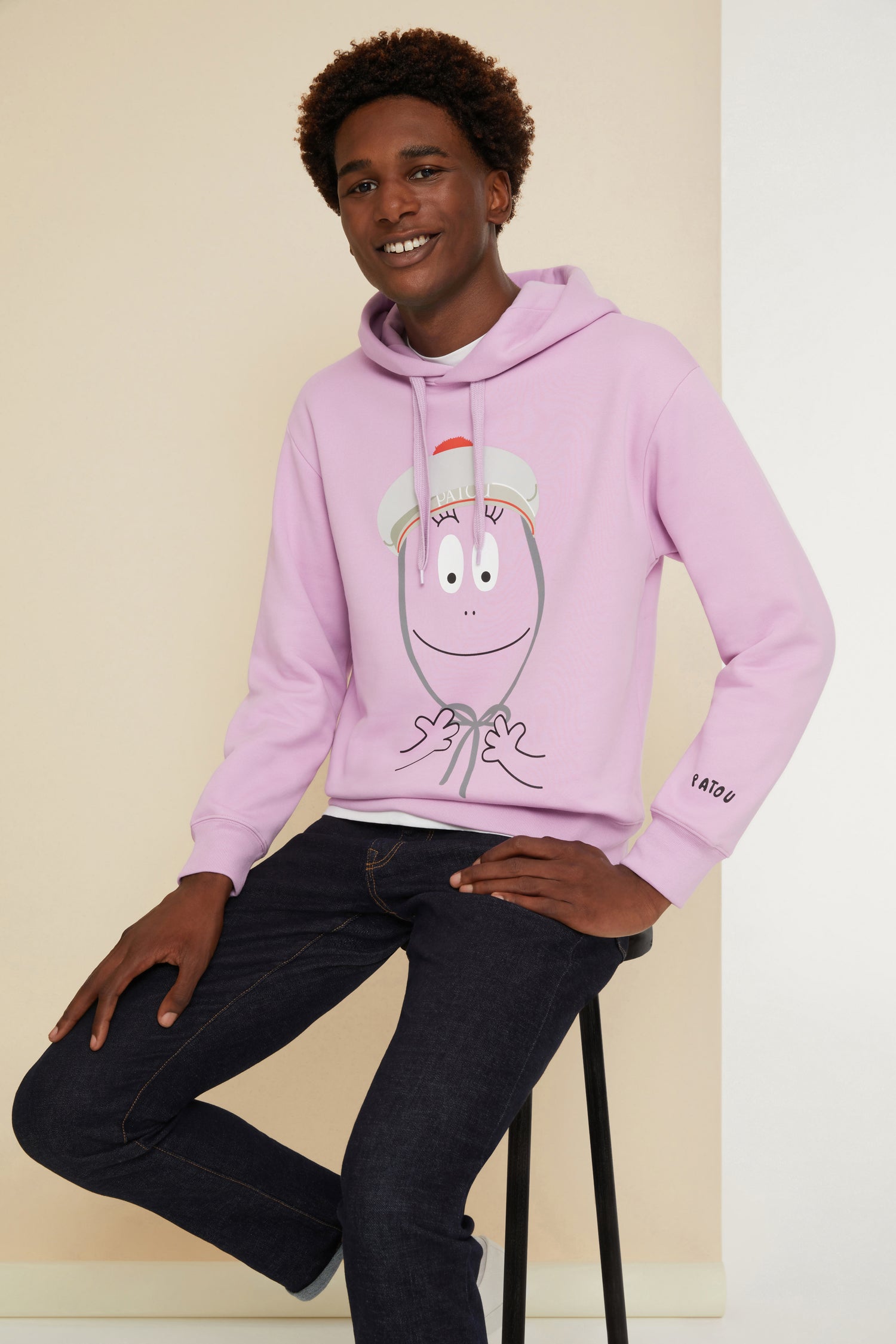 Patou - オーガニックコットン バーバパパ ユニセックス フーディー - Lilac - バーバパパ フーディーで楽しく陽気な毎日。  ライラックのオーガニックコットン製フーディー。バーバパパとの特別なコラボレーションから誕生したバーバパトゥ カプセルコレクションの作品。ドローストリング付きフーディーカラー。フロントにシグネチャー パトゥハットをかぶったバーバパパのプリント。左袖に新デザインのパトゥ ロゴ。袖口とウエストにリブ。ユニセックスクーペ （男性用はワンサイズ上をお選ください）。