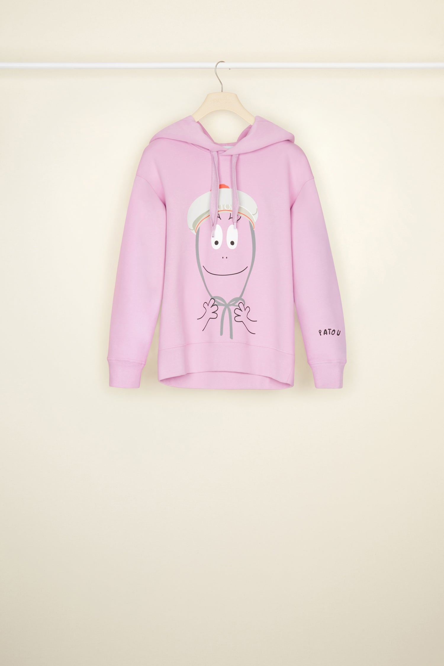 Patou - オーガニックコットン バーバパパ ユニセックス フーディー - Lilac - バーバパパ フーディーで楽しく陽気な毎日。  ライラックのオーガニックコットン製フーディー。バーバパパとの特別なコラボレーションから誕生したバーバパトゥ カプセルコレクションの作品。ドローストリング付きフーディーカラー。フロントにシグネチャー パトゥハットをかぶったバーバパパのプリント。左袖に新デザインのパトゥ ロゴ。袖口とウエストにリブ。ユニセックスクーペ （男性用はワンサイズ上をお選ください）。