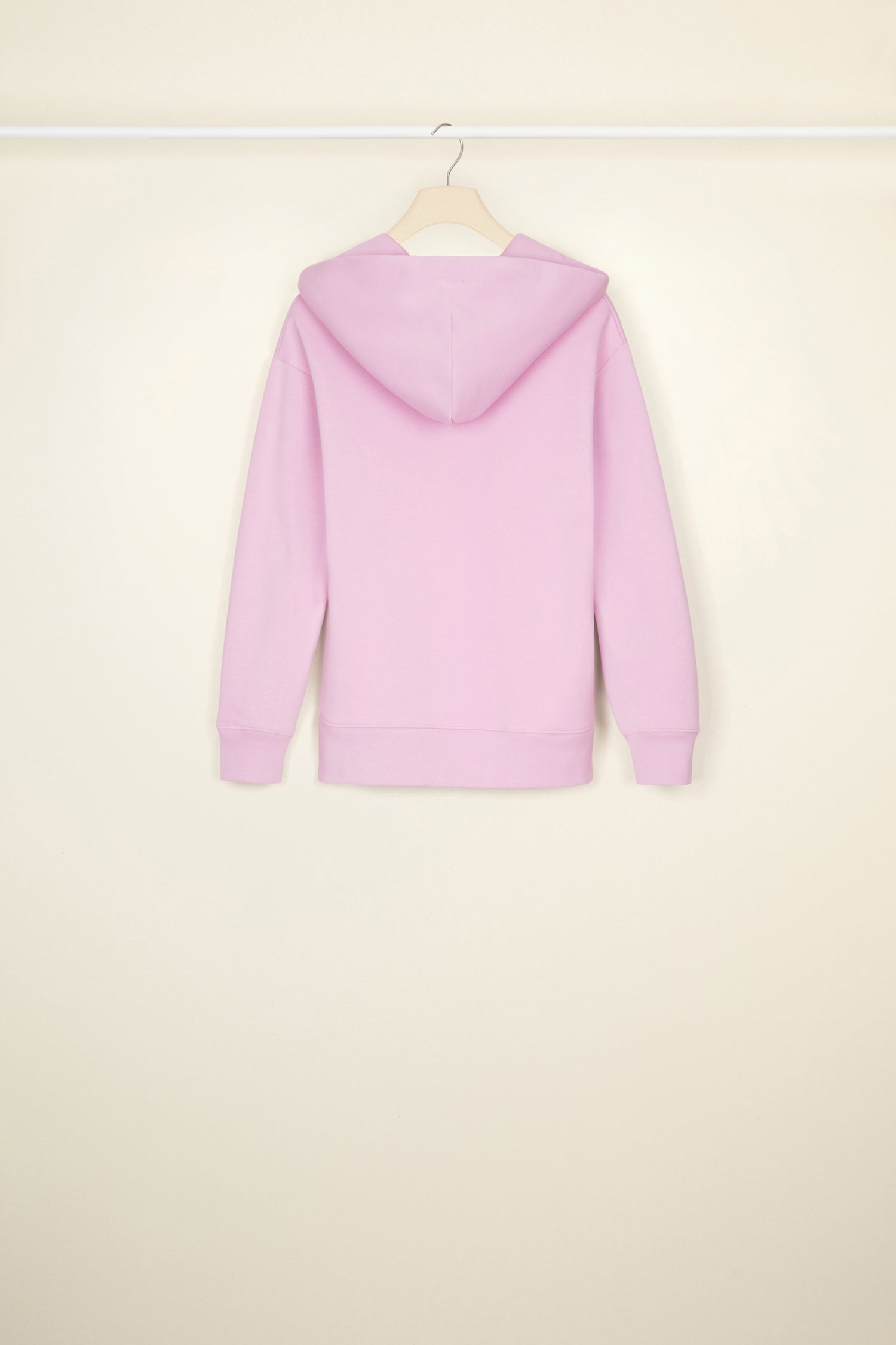 Patou - オーガニックコットン バーバパパ ユニセックス フーディー - Lilac - バーバパパ フーディーで楽しく陽気な毎日。  ライラックのオーガニックコットン製フーディー。バーバパパとの特別なコラボレーションから誕生したバーバパトゥ カプセルコレクションの作品。ドローストリング付きフーディーカラー。フロントにシグネチャー パトゥハットをかぶったバーバパパのプリント。左袖に新デザインのパトゥ ロゴ。袖口とウエストにリブ。ユニセックスクーペ （男性用はワンサイズ上をお選ください）。