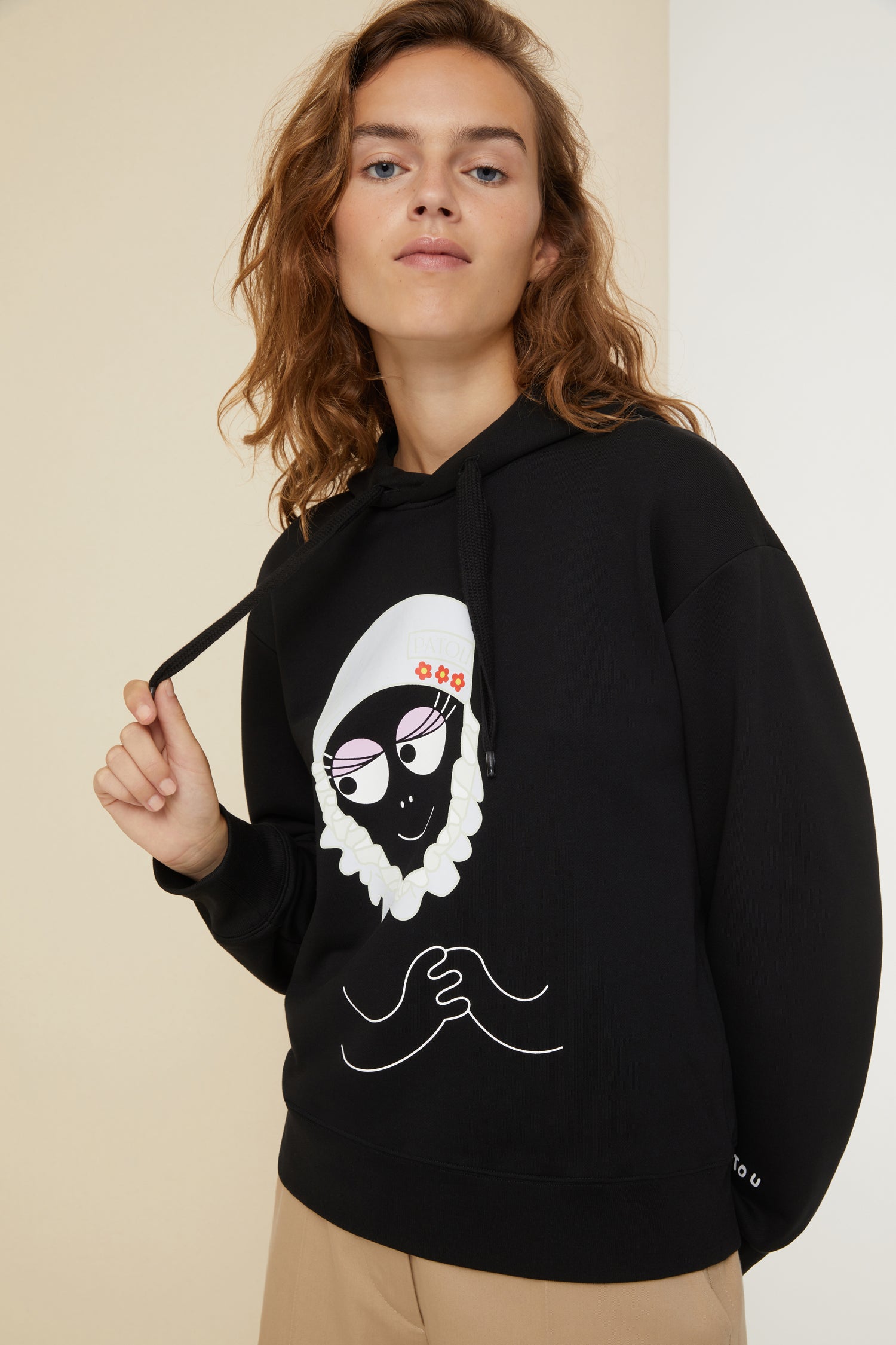 Patou - Barbamama unisex hoodie in organic cotton - Black - A Barbamama hoodie to make the everyday fun and merry.Black organic cotton hoodie. Part of the Barbapatou capsule collection from a special collaboration with Barbapapa. Hooded collar with drawstring fastening.  Barbamama in a  signature Patou hat printed across the front. Revisited Patou logo on the left sleeve. Ribbed cuffs and waist.Unisex look (select one size up for men).