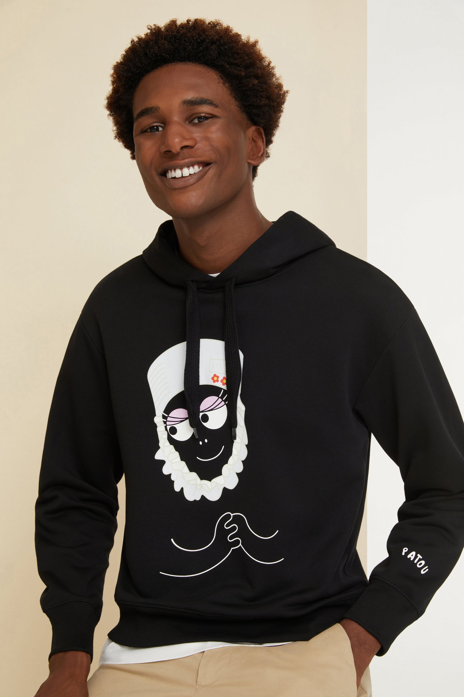 Patou - Barbamama unisex hoodie in organic cotton - Black - A Barbamama hoodie to make the everyday fun and merry.Black organic cotton hoodie. Part of the Barbapatou capsule collection from a special collaboration with Barbapapa. Hooded collar with drawstring fastening.  Barbamama in a  signature Patou hat printed across the front. Revisited Patou logo on the left sleeve. Ribbed cuffs and waist.Unisex look (select one size up for men).