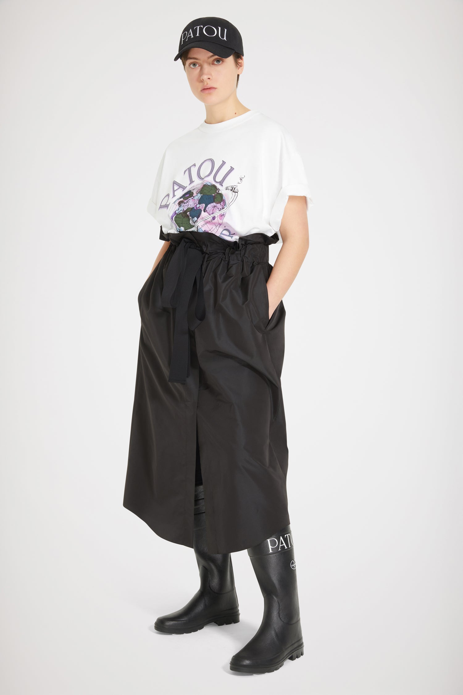 Patou - Maglietta Patou Tour in cotone bio - White - Nuove avventure in tutto il mondo dal 2019. Maglietta in cotone bio bianco. Vestibilità oversize. Stampa Patou Tour con logo e mappamondo. Monogramma JP sul retro. Look unisex (per gli uomini: prendere una taglia in più).