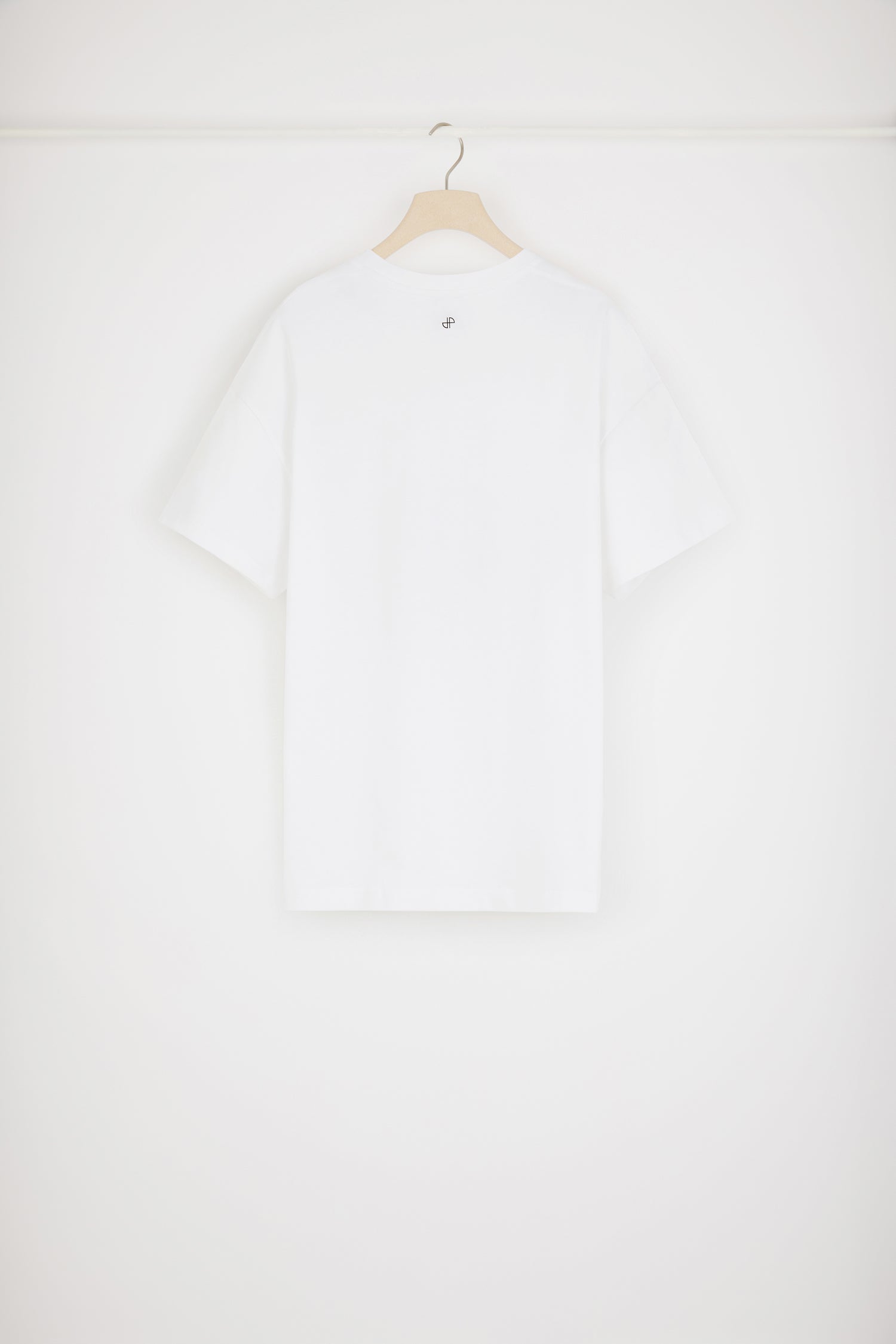Patou - Maglietta Patou Tour in cotone bio - White - Nuove avventure in tutto il mondo dal 2019. Maglietta in cotone bio bianco. Vestibilità oversize. Stampa Patou Tour con logo e mappamondo. Monogramma JP sul retro. Look unisex (per gli uomini: prendere una taglia in più).