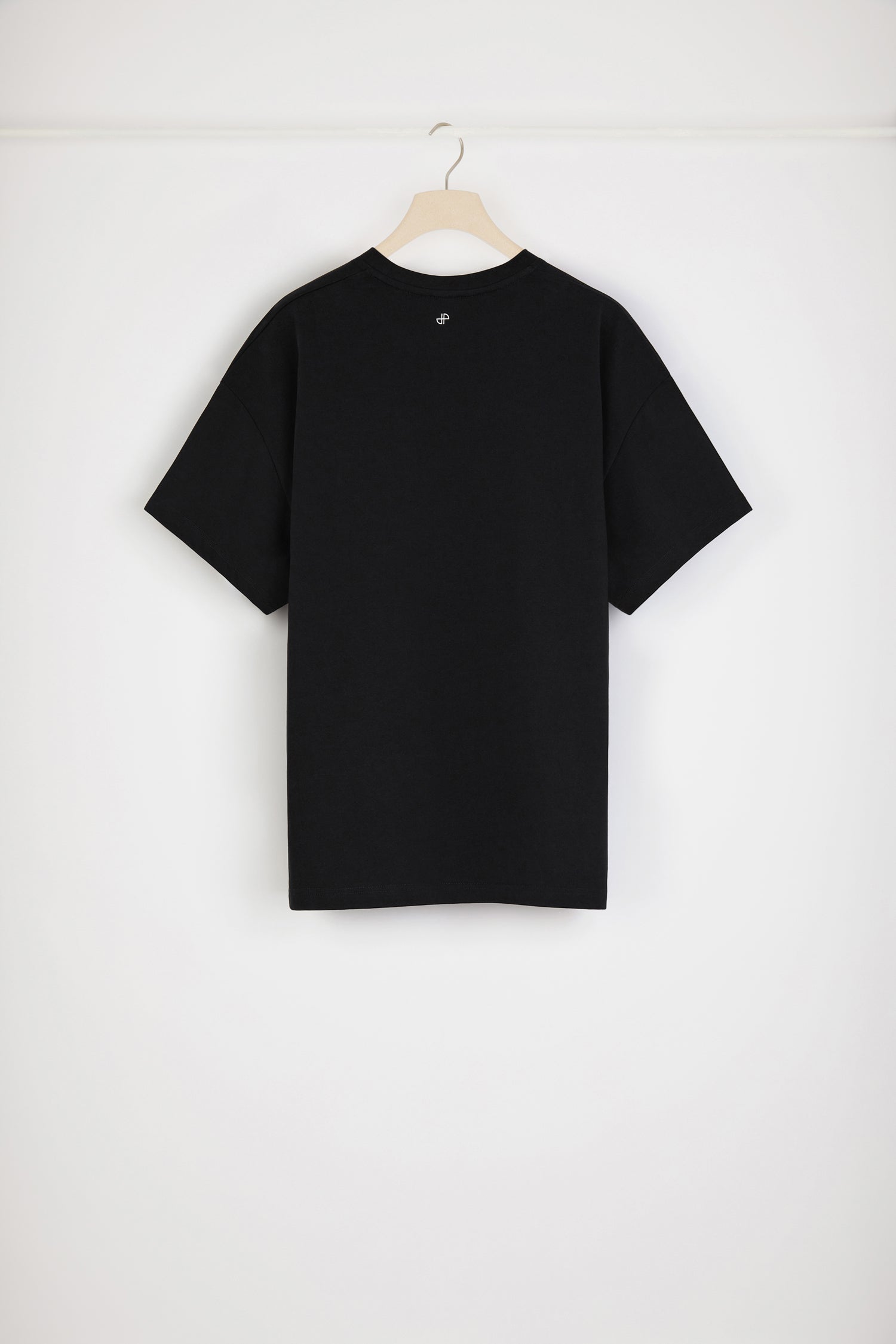 Patou - Maglietta Patou Tour in cotone bio - Black - Nuove avventure in tutto il mondo dal 2019. Maglietta in cotone bio nero. Vestibilità oversize. Stampa Patou Tour con logo e mappamondo. Monogramma JP sul retro. Look unisex (per gli uomini: prendere una taglia in più).