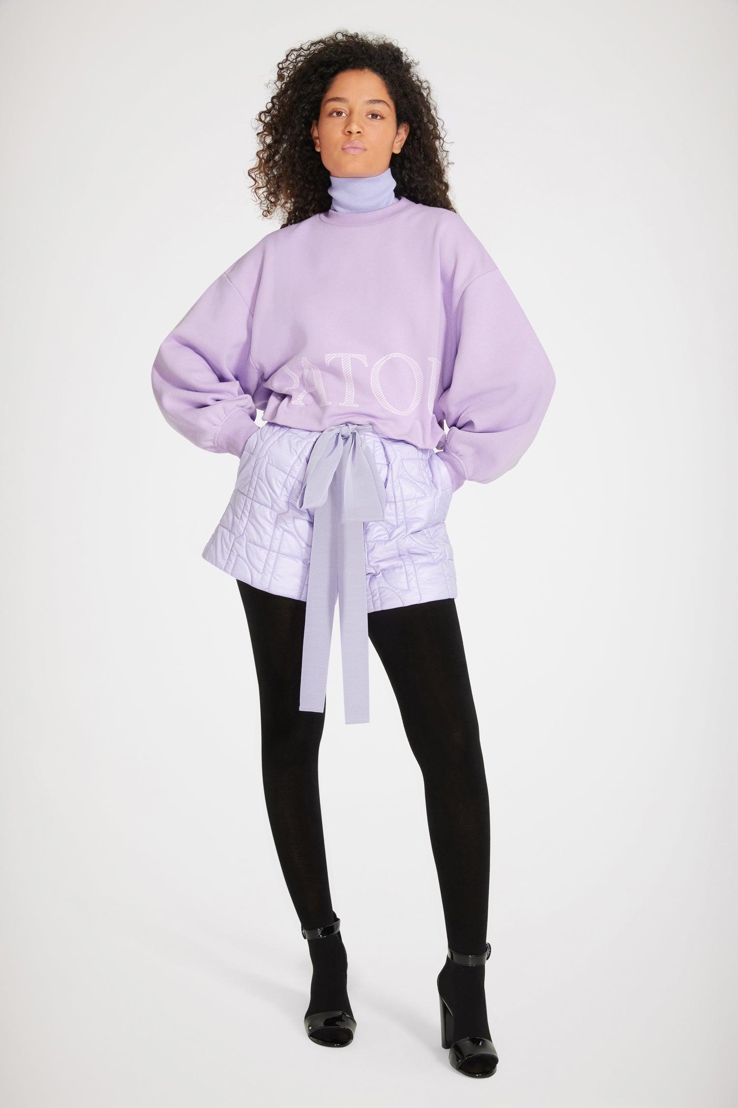Patou - Kurz geschnittenes Sweatshirt mit Zugband aus Bio-Baumwolle - Lilac - Bühne frei für das Ripsband!Sweatshirt aus Bio-Baumwolle in Flieder. Kurz geschnitten. Rundhalsausschnitt. Kragen und Ärmelabschlüsse gerippt. Tief angesetzte Ärmel. Patou Logo in schraffierten Buchstaben. Zugbandsaum aus Ripsband.Lockerer Schnitt (für einen körperbetonteren Stil bitte eine Größe kleiner wählen).