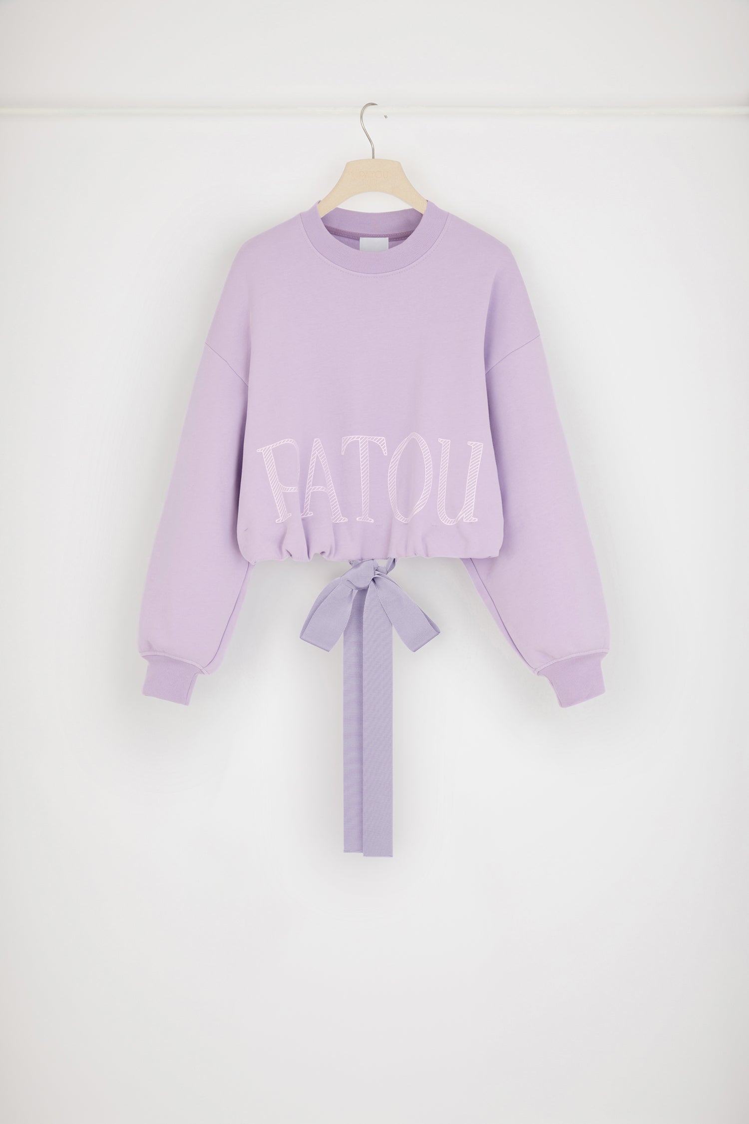 Patou - Kurz geschnittenes Sweatshirt mit Zugband aus Bio-Baumwolle - Lilac - Bühne frei für das Ripsband!Sweatshirt aus Bio-Baumwolle in Flieder. Kurz geschnitten. Rundhalsausschnitt. Kragen und Ärmelabschlüsse gerippt. Tief angesetzte Ärmel. Patou Logo in schraffierten Buchstaben. Zugbandsaum aus Ripsband.Lockerer Schnitt (für einen körperbetonteren Stil bitte eine Größe kleiner wählen).