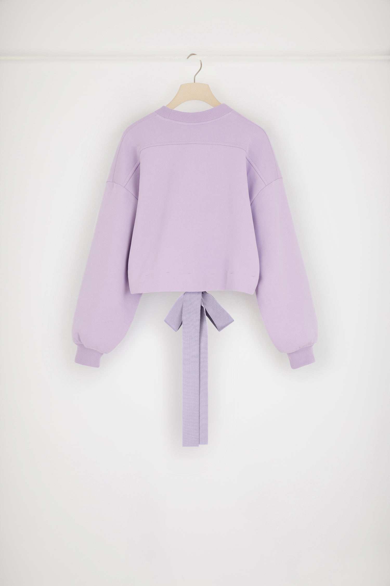 Patou - Kurz geschnittenes Sweatshirt mit Zugband aus Bio-Baumwolle - Lilac - Bühne frei für das Ripsband!Sweatshirt aus Bio-Baumwolle in Flieder. Kurz geschnitten. Rundhalsausschnitt. Kragen und Ärmelabschlüsse gerippt. Tief angesetzte Ärmel. Patou Logo in schraffierten Buchstaben. Zugbandsaum aus Ripsband.Lockerer Schnitt (für einen körperbetonteren Stil bitte eine Größe kleiner wählen).