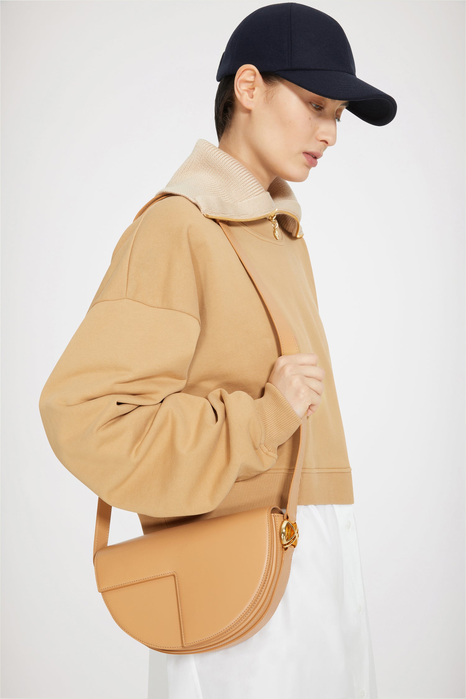 Patou - Sweatshirt-Kleid im Materialmix aus Bio-Baumwolle - Biscuit - Zwei Sorten von Bio-Baumwolle – das perfekte Patou Team!Kleid aus Bio-Baumwolle in Keks-Beige und Weiß. Hybrider Stil. Rundhalsausschnitt. Kragen und Ärmelabschlüsse gerippt. Tief angesetzte Ärmel. Aufgesticktes Patou Logo hinten. Rock aus Popeline mit Knopfverschluss vorne. Lockerer Schnitt (für einen körperbetonteren Stil bitte eine Größe kleiner wählen).