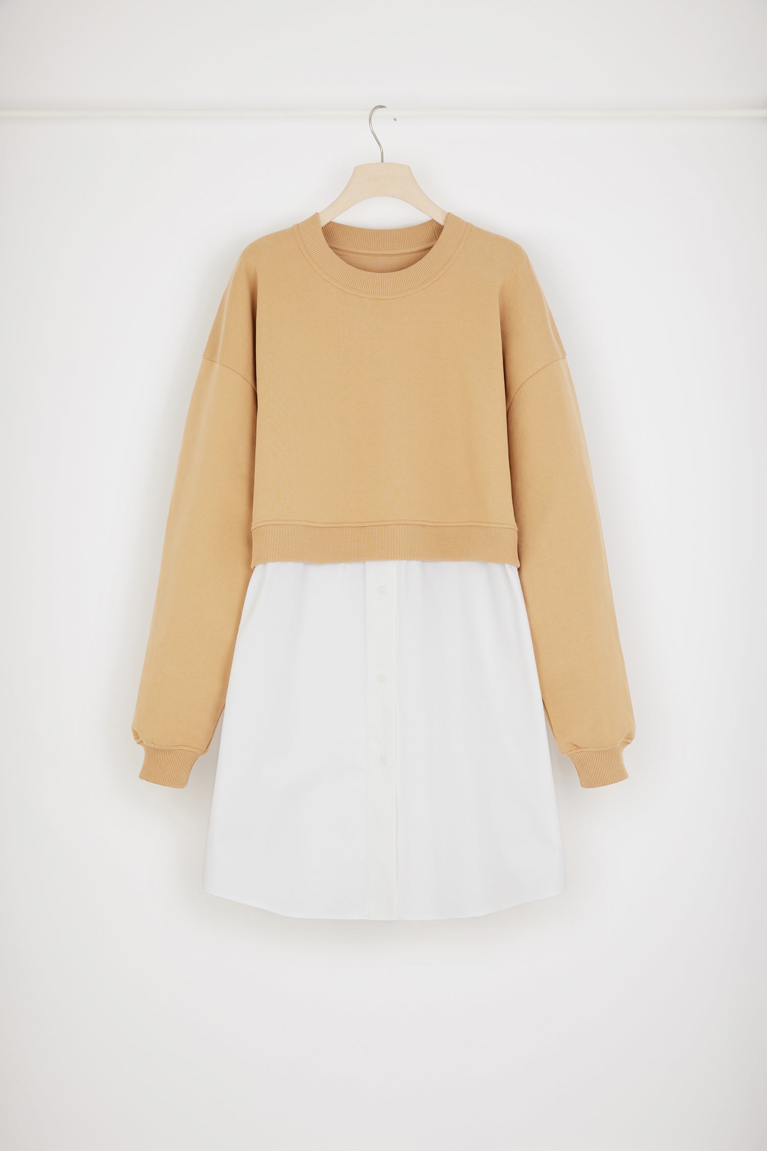 Patou - Sweatshirt-Kleid im Materialmix aus Bio-Baumwolle - Biscuit - Zwei Sorten von Bio-Baumwolle – das perfekte Patou Team!Kleid aus Bio-Baumwolle in Keks-Beige und Weiß. Hybrider Stil. Rundhalsausschnitt. Kragen und Ärmelabschlüsse gerippt. Tief angesetzte Ärmel. Aufgesticktes Patou Logo hinten. Rock aus Popeline mit Knopfverschluss vorne. Lockerer Schnitt (für einen körperbetonteren Stil bitte eine Größe kleiner wählen).