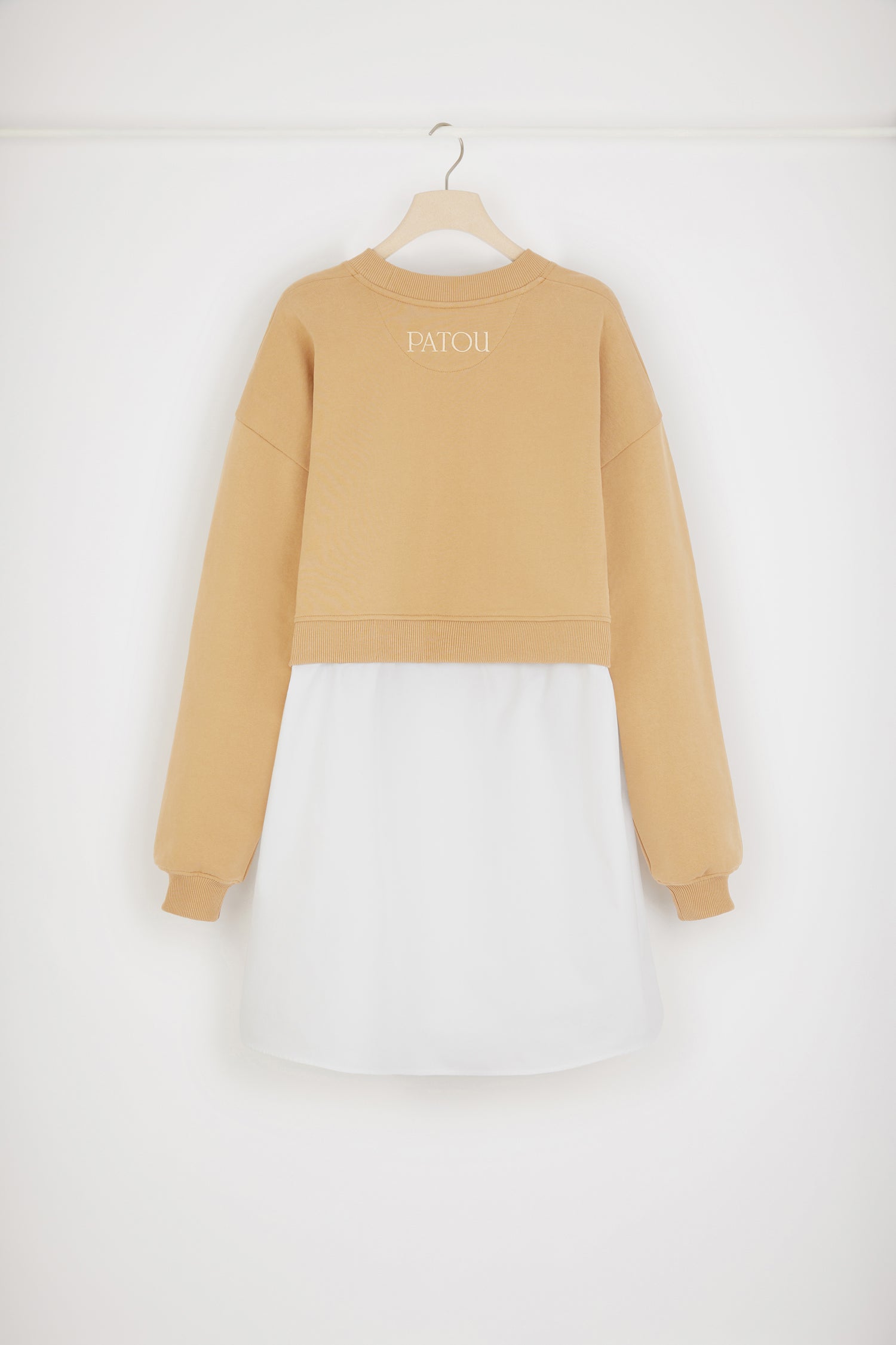 Patou - Sweatshirt-Kleid im Materialmix aus Bio-Baumwolle - Biscuit - Zwei Sorten von Bio-Baumwolle – das perfekte Patou Team!Kleid aus Bio-Baumwolle in Keks-Beige und Weiß. Hybrider Stil. Rundhalsausschnitt. Kragen und Ärmelabschlüsse gerippt. Tief angesetzte Ärmel. Aufgesticktes Patou Logo hinten. Rock aus Popeline mit Knopfverschluss vorne. Lockerer Schnitt (für einen körperbetonteren Stil bitte eine Größe kleiner wählen).