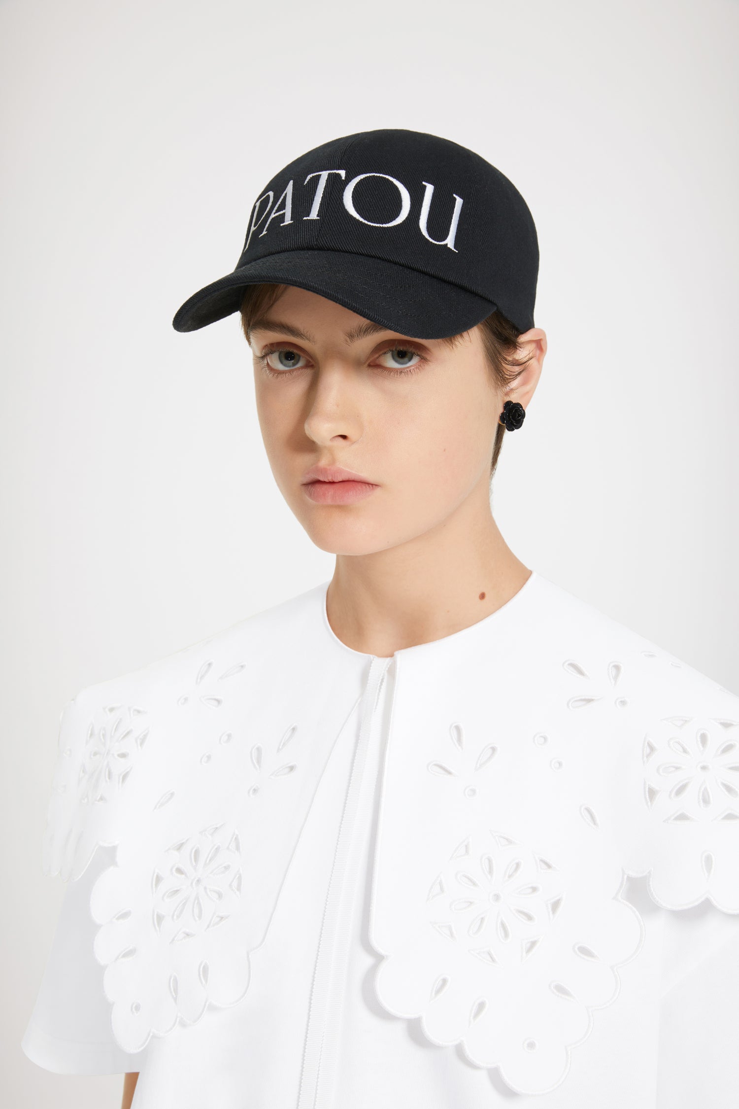 Patou - T-Shirt-Kleid mit abnehmbarem Kragen aus Bio-Baumwolle - White - Jedes T-Shirt verdient einen Kragen von Patou.T-Shirt-Kleid aus Bio-Baumwolle in Weiß. Rundhalsausschnitt. Abnehmbarer Kragen aus Popeline mit Lochstickerei-Details und gewelltem Saum. Schwarzer Patou Aufnäher auf dem linken Ärmel. Lockerer Schnitt (für einen körperbetonteren Stil bitte eine Größe kleiner wählen).