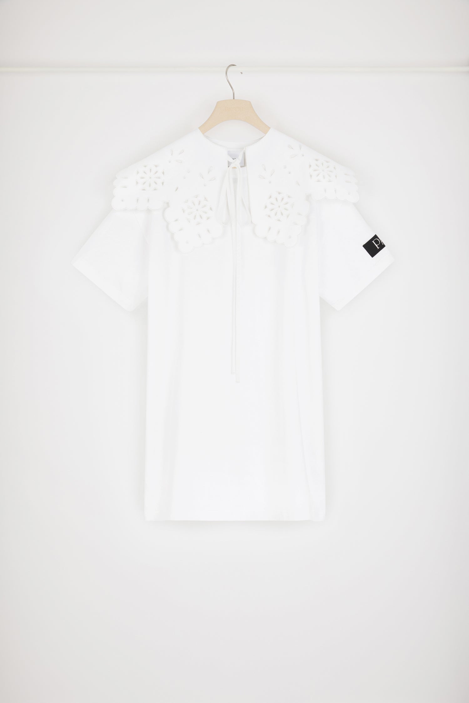 Patou - T-Shirt-Kleid mit abnehmbarem Kragen aus Bio-Baumwolle - White - Jedes T-Shirt verdient einen Kragen von Patou.T-Shirt-Kleid aus Bio-Baumwolle in Weiß. Rundhalsausschnitt. Abnehmbarer Kragen aus Popeline mit Lochstickerei-Details und gewelltem Saum. Schwarzer Patou Aufnäher auf dem linken Ärmel. Lockerer Schnitt (für einen körperbetonteren Stil bitte eine Größe kleiner wählen).