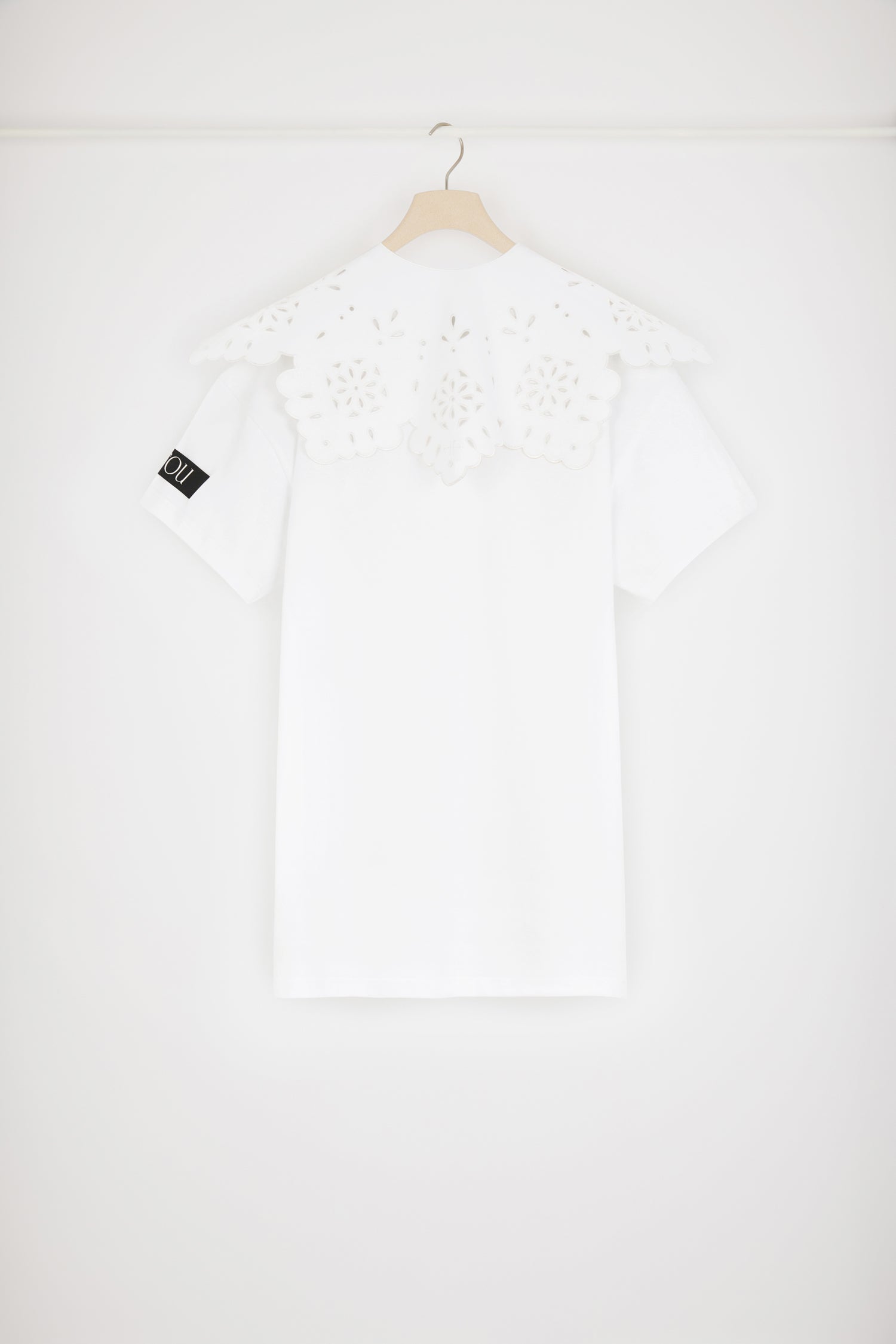 Patou - T-Shirt-Kleid mit abnehmbarem Kragen aus Bio-Baumwolle - White - Jedes T-Shirt verdient einen Kragen von Patou.T-Shirt-Kleid aus Bio-Baumwolle in Weiß. Rundhalsausschnitt. Abnehmbarer Kragen aus Popeline mit Lochstickerei-Details und gewelltem Saum. Schwarzer Patou Aufnäher auf dem linken Ärmel. Lockerer Schnitt (für einen körperbetonteren Stil bitte eine Größe kleiner wählen).