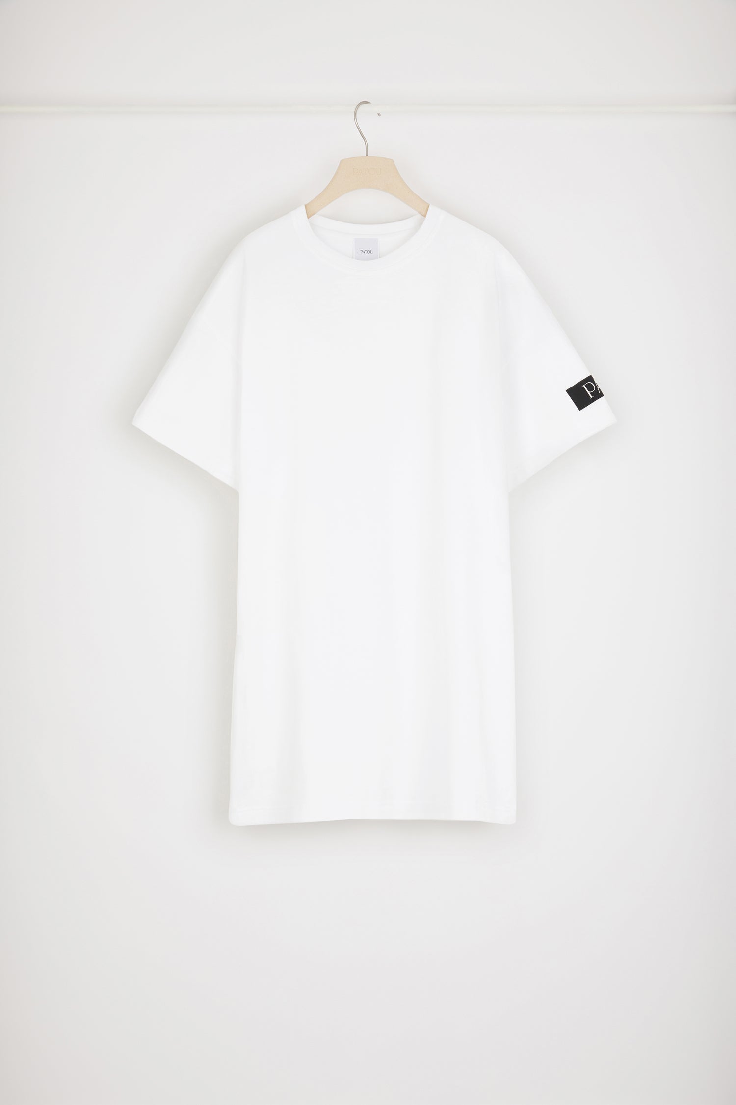 Patou - T-Shirt-Kleid mit abnehmbarem Kragen aus Bio-Baumwolle - White - Jedes T-Shirt verdient einen Kragen von Patou.T-Shirt-Kleid aus Bio-Baumwolle in Weiß. Rundhalsausschnitt. Abnehmbarer Kragen aus Popeline mit Lochstickerei-Details und gewelltem Saum. Schwarzer Patou Aufnäher auf dem linken Ärmel. Lockerer Schnitt (für einen körperbetonteren Stil bitte eine Größe kleiner wählen).