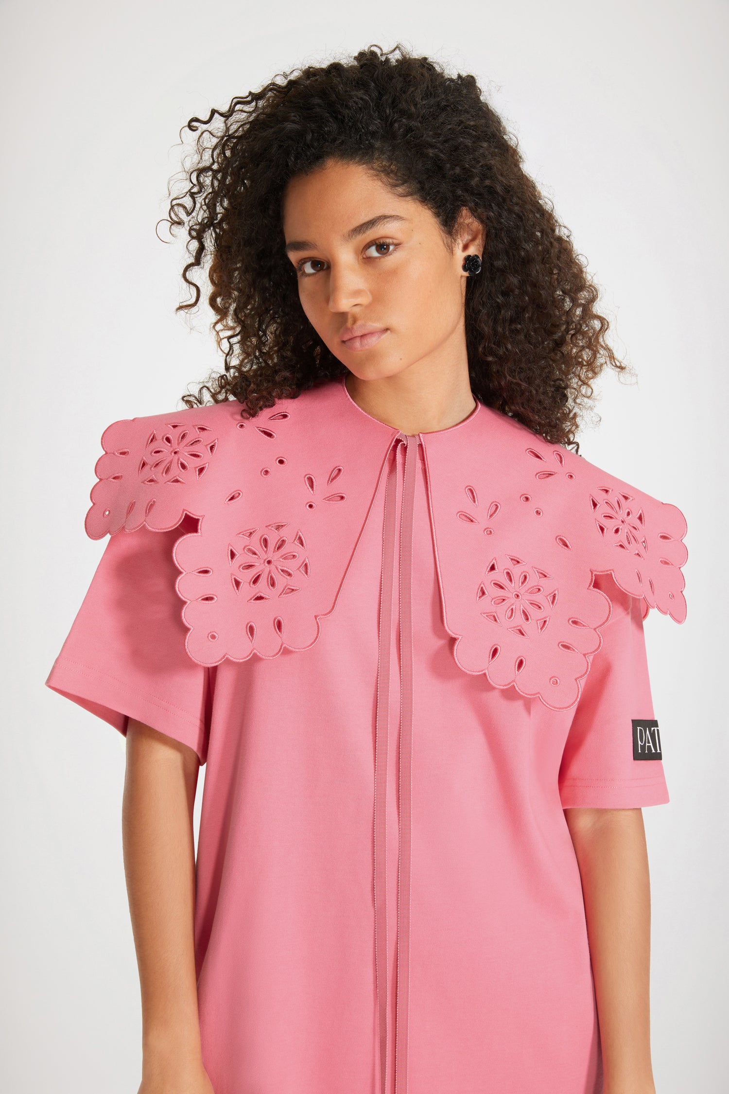 Patou - Detachable collar t-shirt dress in organic cotton - Pink - Every t-shirt deserves a Patou collar.Pink organic cotton t-shirt dress. Regular fit. Crewneck. Detachable poplin collar with openwork detailing and scalloped edges. Black Patou label on the left sleeve. Loose fit (select one size down for a fitted look).