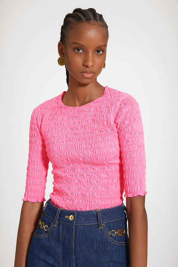 Patou - Top smocké en coton bio - Begonia Pink - Smocking please.Top en coton bio rose bégonia. Coupe ajustée. Texture smockée. Col rond. Manches mi-longues. Monogramme JP ton-sur-ton au dos.Ce top est très moulant et ajusté.