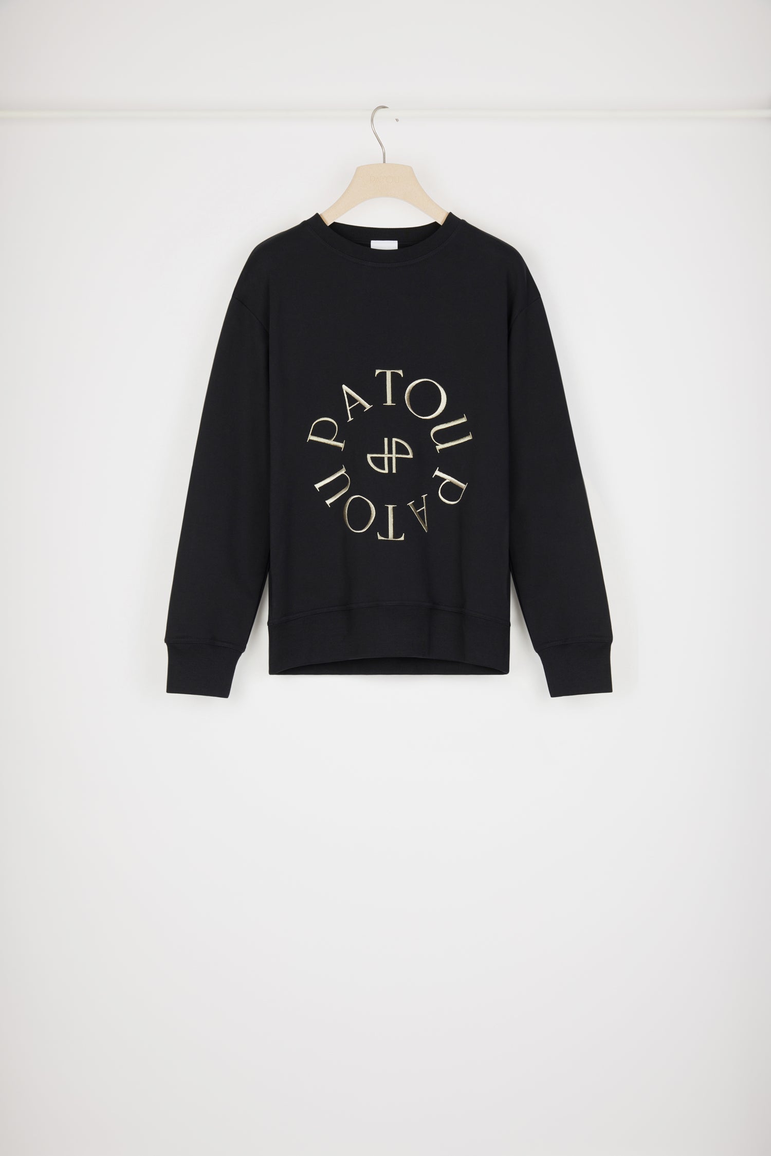 Patou - Medallion logo sweatshirt in organic cotton - Black - Le sweatshirt Patou: variation on a signature.Black organic cotton sweatshirt. Regular fit. Crewneck. Ribbed collar, cuffs and waist. Patou medallion logo embroidered at the front.