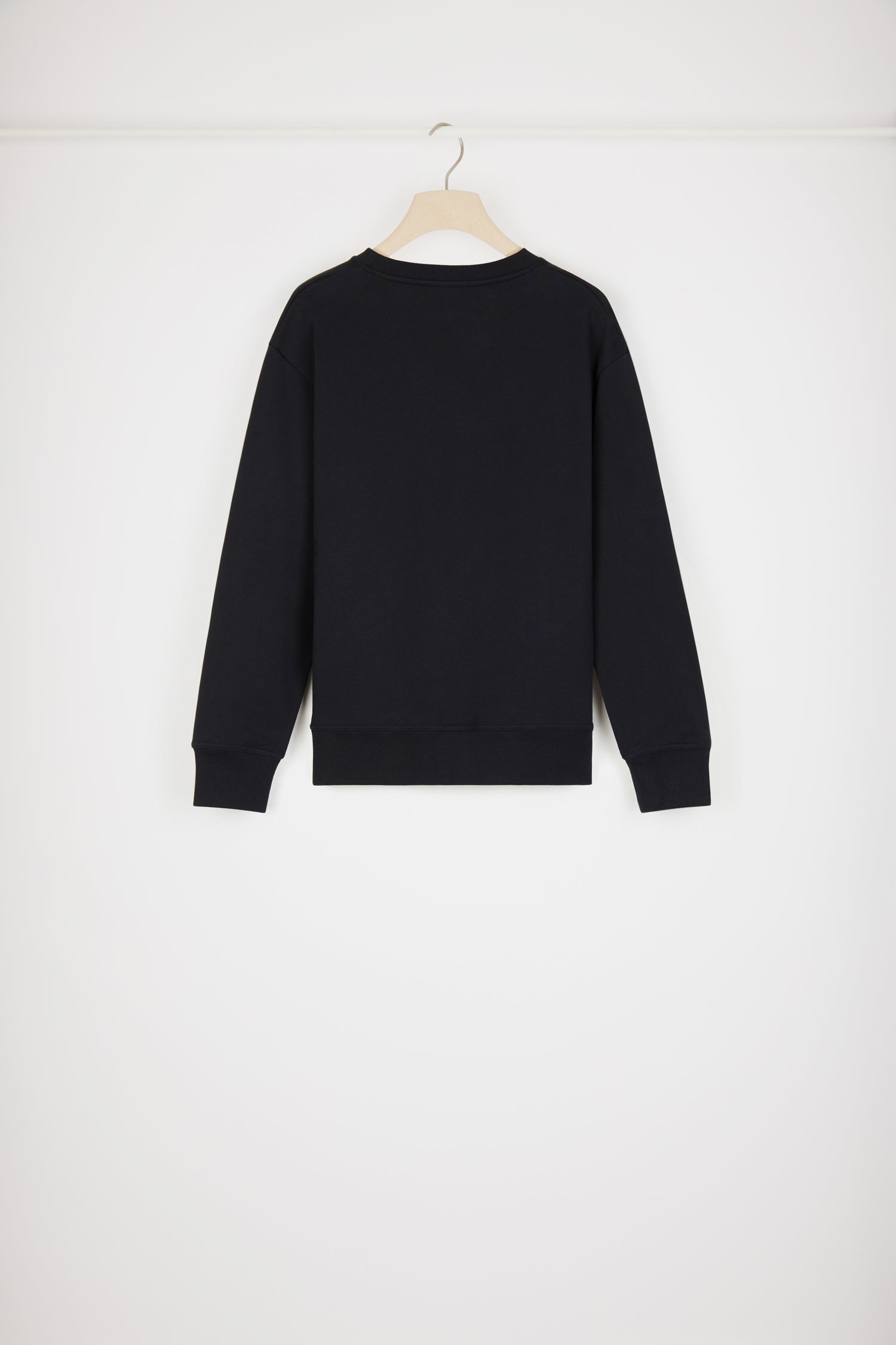 Patou - Medallion logo sweatshirt in organic cotton - Black - Le sweatshirt Patou: variation on a signature.Black organic cotton sweatshirt. Regular fit. Crewneck. Ribbed collar, cuffs and waist. Patou medallion logo embroidered at the front.