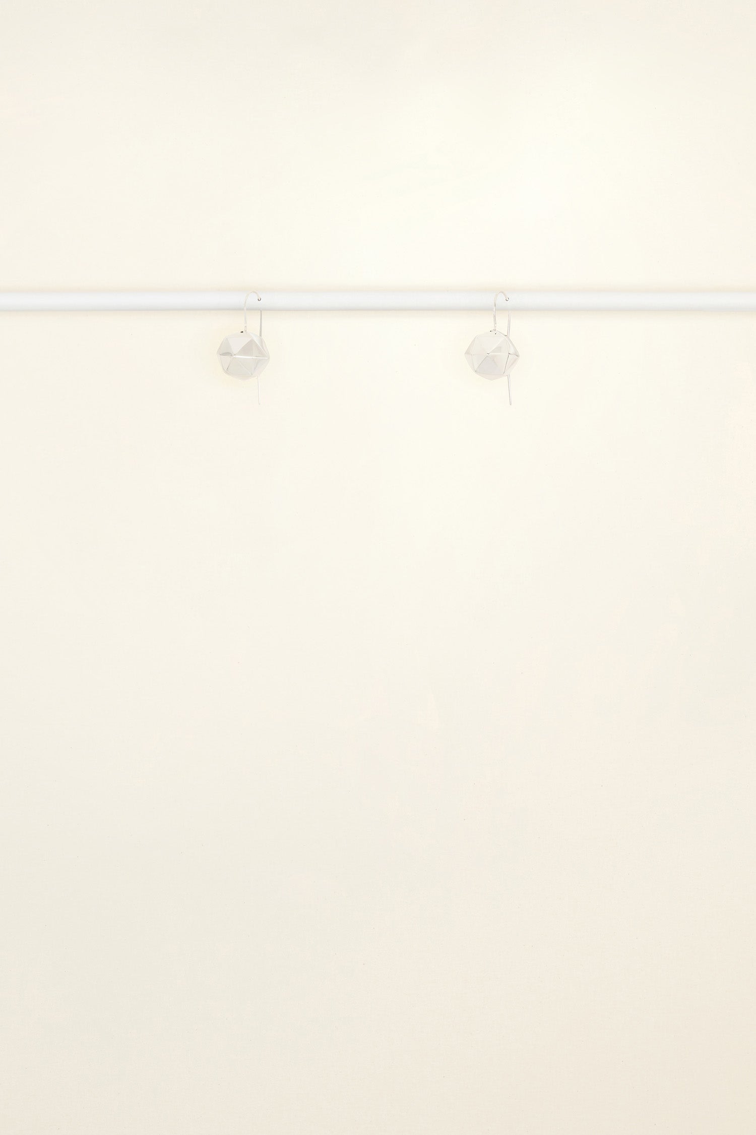 Patou - Boucles d’oreilles à facettes en laiton - Silver - Des perles travaillées qui reflètent toutes les facettes de votre personnalité.Boucles d’oreilles pendantes en laiton argenté. Perle facettée. Attache par crochet.