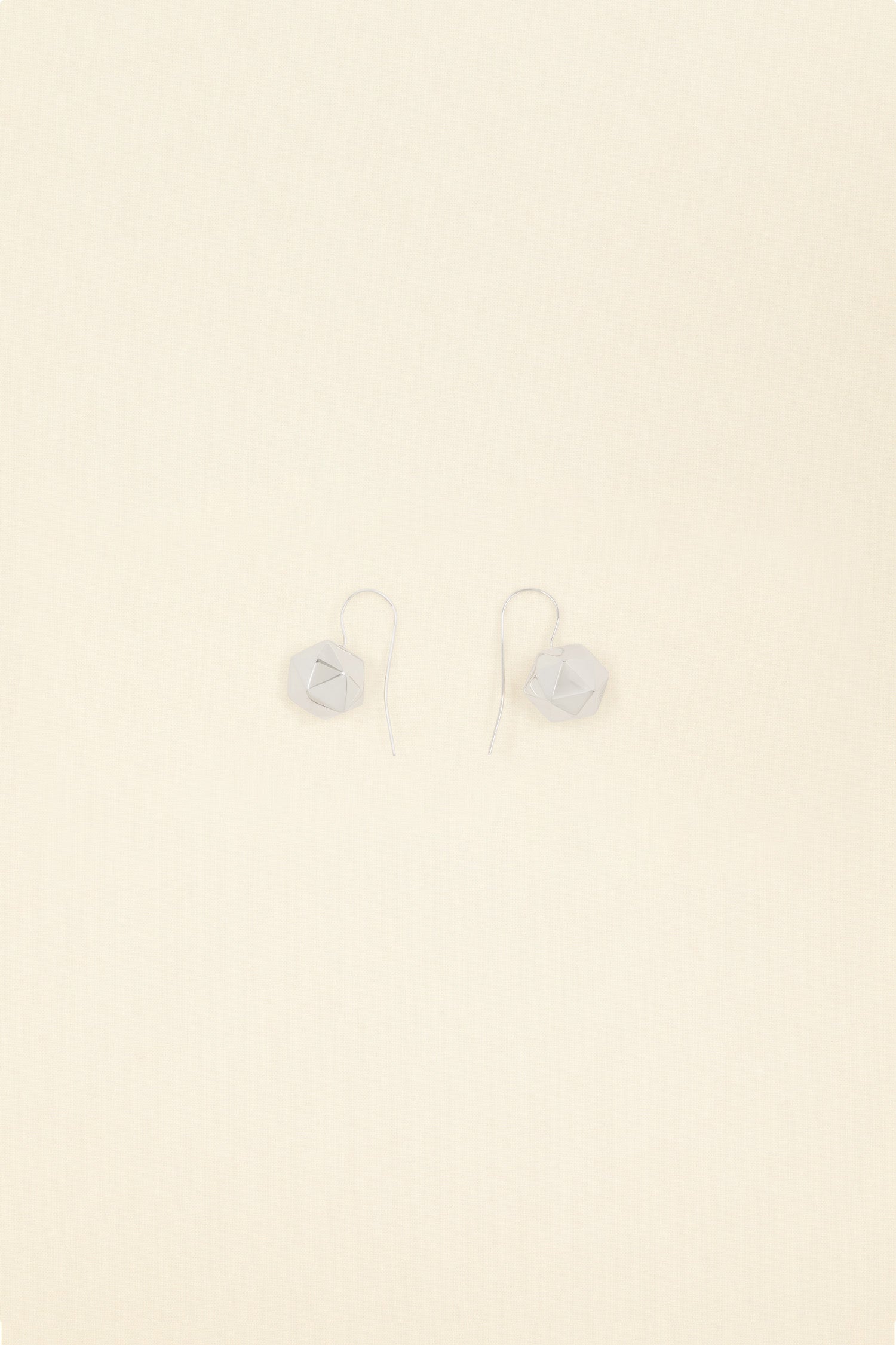 Patou - Boucles d’oreilles à facettes en laiton - Silver - Des perles travaillées qui reflètent toutes les facettes de votre personnalité.Boucles d’oreilles pendantes en laiton argenté. Perle facettée. Attache par crochet.