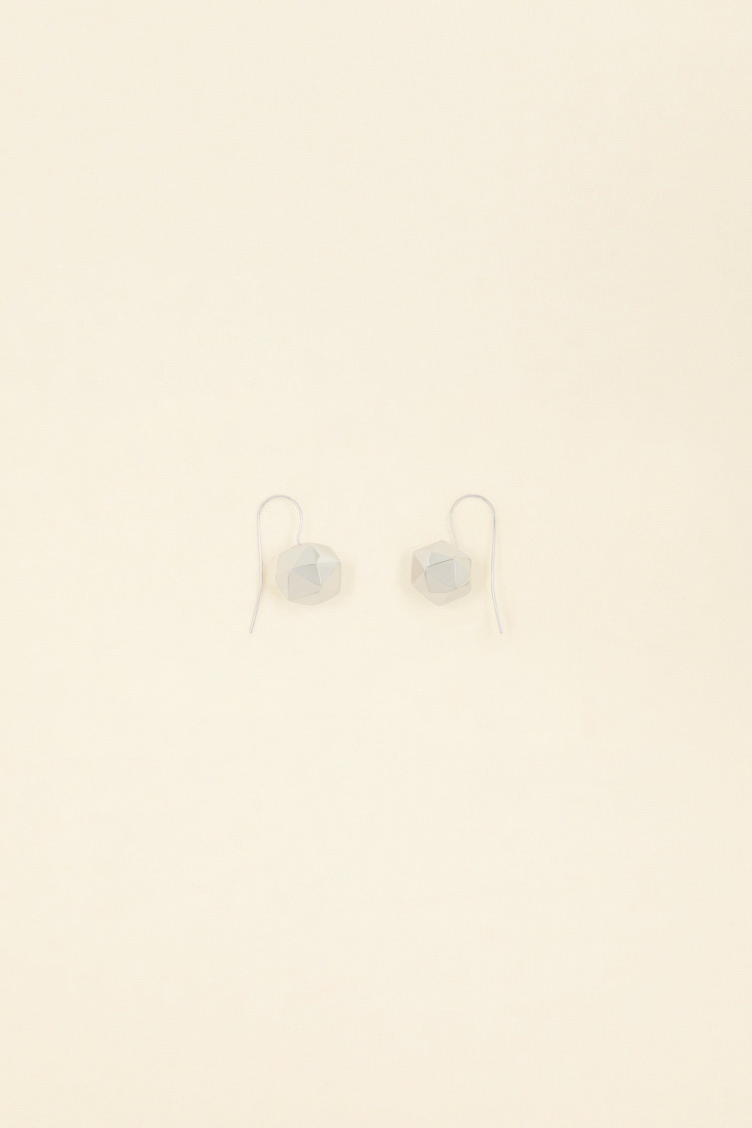 Patou - Boucles d’oreilles à facettes en laiton - Silver - Des perles travaillées qui reflètent toutes les facettes de votre personnalité.Boucles d’oreilles pendantes en laiton argenté. Perle facettée. Attache par crochet.