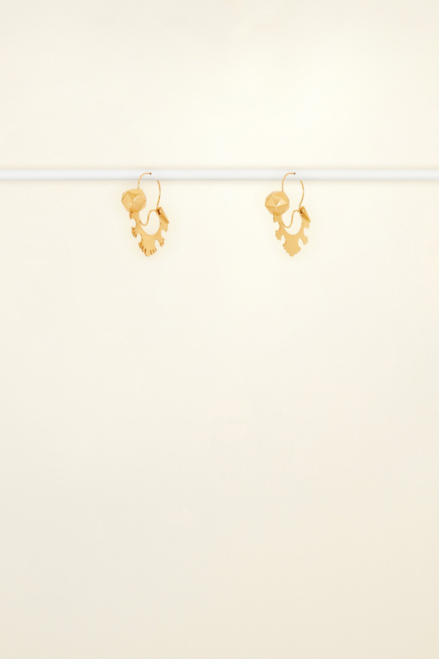 Patou - スモール セレーション ブラス イヤリング - Gold - 魅力的なディテールはゴールドの価値に匹敵。  ゴールドプレート加工の真鍮製ヘアクリップ2個セット。ハートのカットアウト、セレーションエッジ。