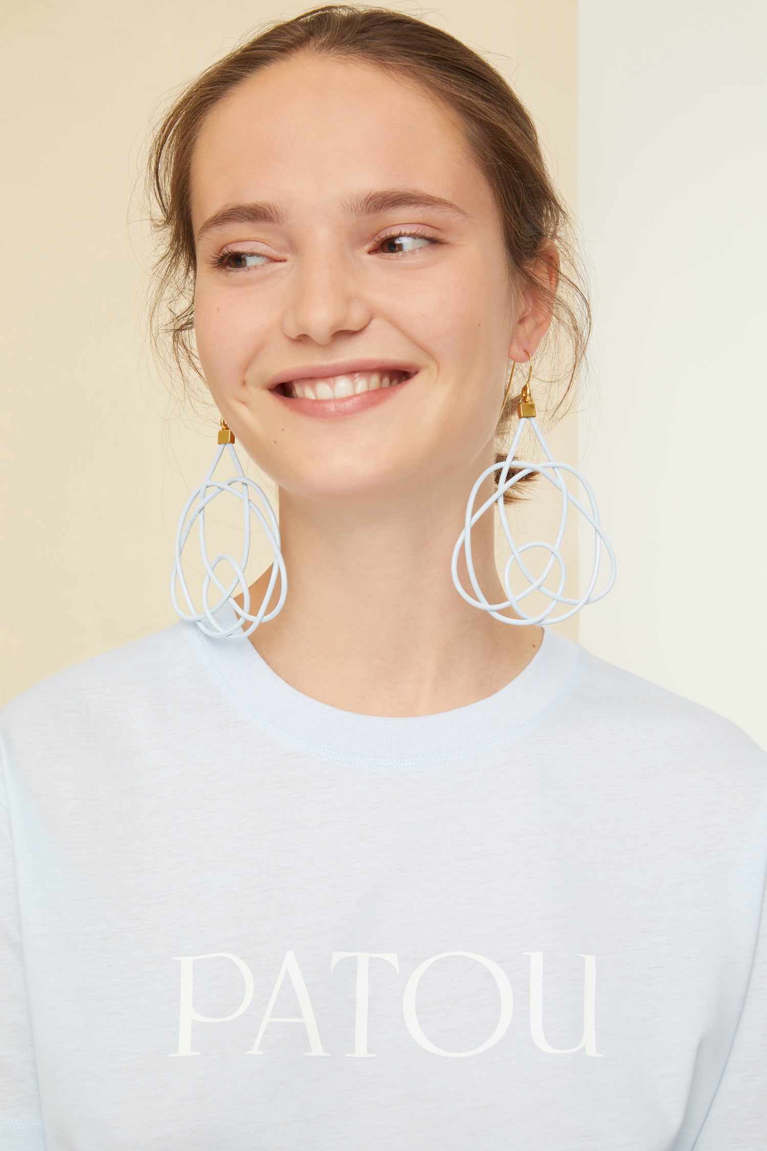 Patou - Boucles d’oreilles en osier - Sky Blue - L’osier qui rend les bijoux ultra-légers !Boucles d’oreilles en osier peint bleu ciel. Forme symétrique de style arabesque. Convient aux oreilles percées.