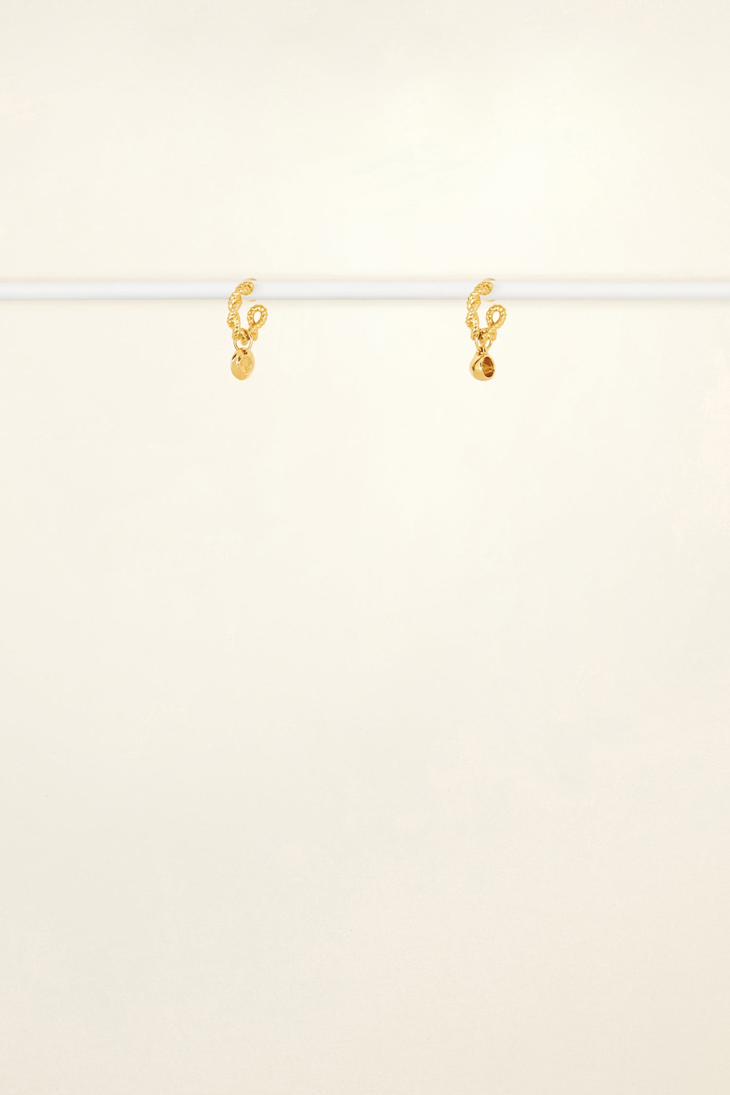 Patou - Ohrringe „Teetasse“ - Gold - Tee oder Kaffee? Ganz eindeutig Tee!   Filigrane Ohrringe aus vergoldetem Messing mit Teetassen-Ornamenten.