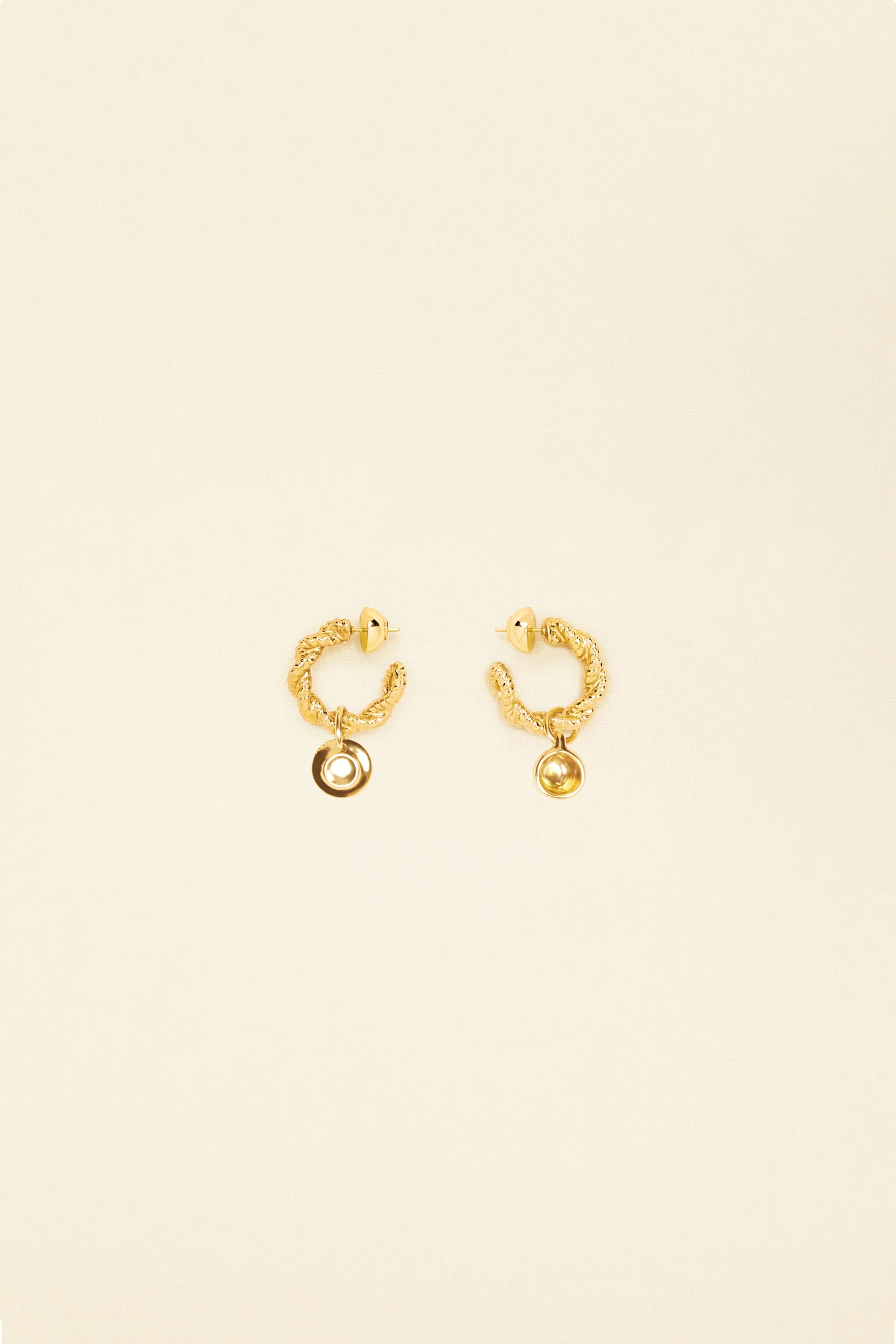 Patou - Ohrringe „Teetasse“ - Gold - Tee oder Kaffee? Ganz eindeutig Tee!   Filigrane Ohrringe aus vergoldetem Messing mit Teetassen-Ornamenten.