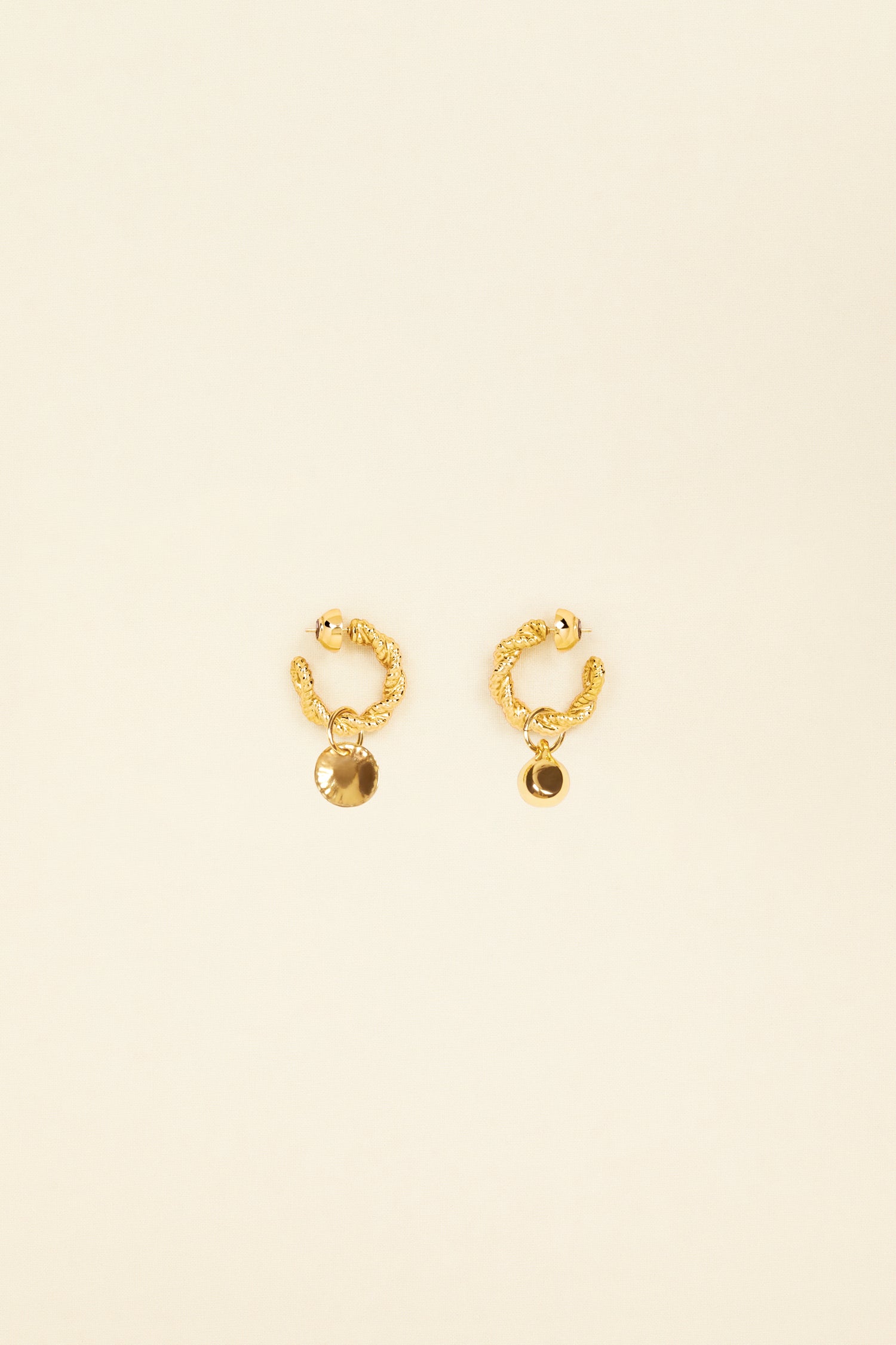 Patou - Ohrringe „Teetasse“ - Gold - Tee oder Kaffee? Ganz eindeutig Tee!   Filigrane Ohrringe aus vergoldetem Messing mit Teetassen-Ornamenten.