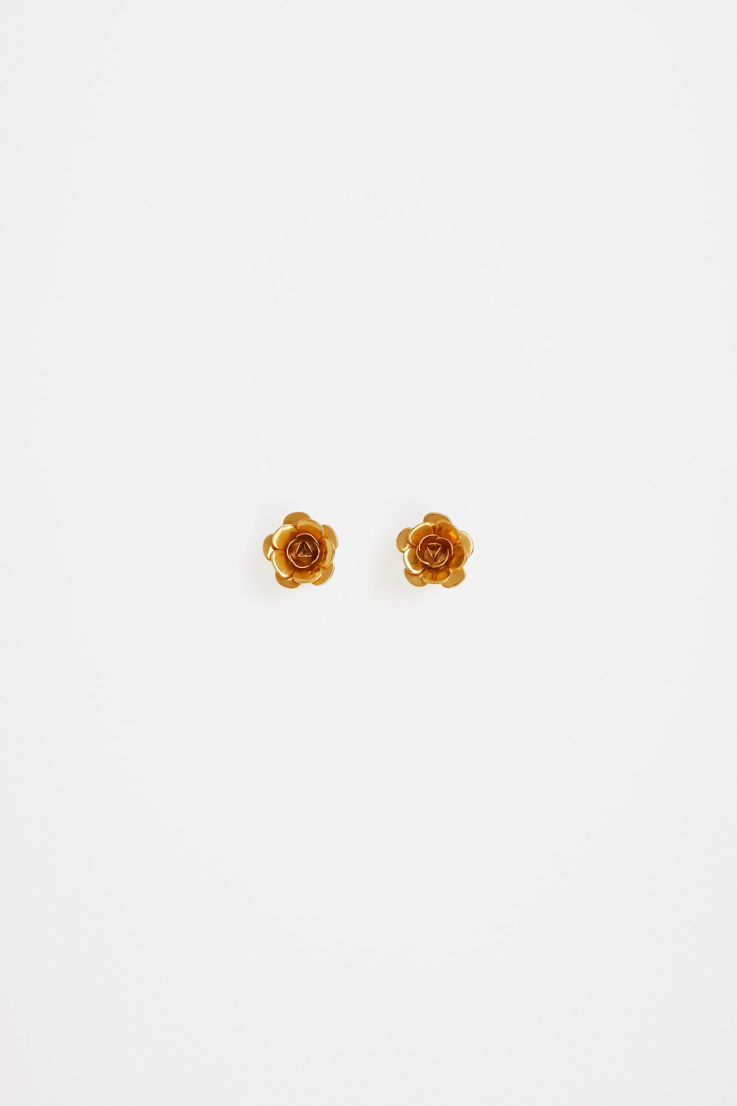 Patou - Ohrstecker in Blumenoptik - Gold - Knospen treibende Ohrringe mit dem besonderen Touch von Patou.Goldfarbene Ohrringe. Blumenform. Steckverschluss.Breite: 1,8 cm