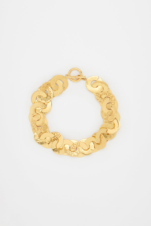 Patou - Ras-de-cou pièces en laiton doré - Gold - Un trésor de bijou.Collier en laiton doré. Inspiration pièces antiques. Effet martelé. Chaîne formée de pièces entrelacées gravées Patou. Fermoir T.