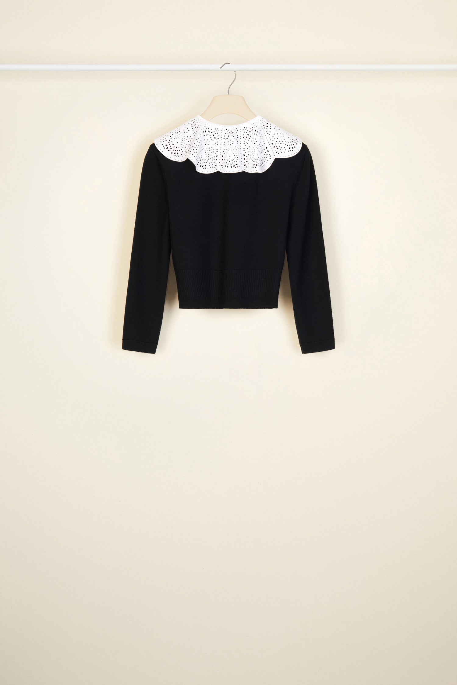 Patou - 컷워크 칼라 가디건 - Black - 파투의 디자인 시그니처 중 하나인 정교한 칼라.   블랙 컬러의 가디건. 세미 크롭 실루엣과 슬리브. 화이트 컬러 코튼 포플린 소재의 탈부착 가능한 칼라, 올오버 컷워크 디테일.