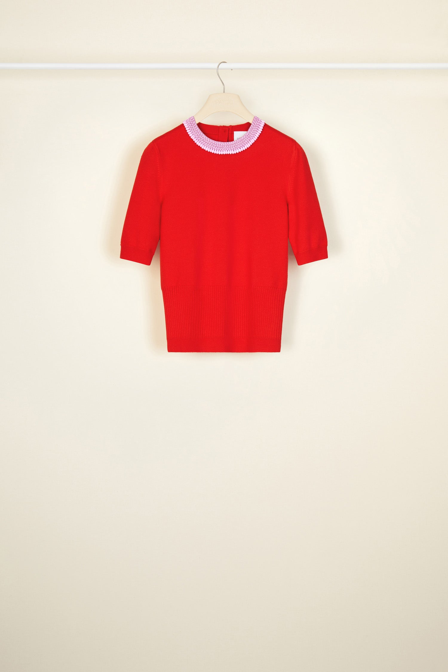 Patou - ジュエリー半袖ジャンパー - Capucine Red - 貴重なパールをあしらったクラシカルなニット。カプシーヌレッドのジャンパー。半袖スタイル。ジュエリー ネックライン。背中にボタン留め。