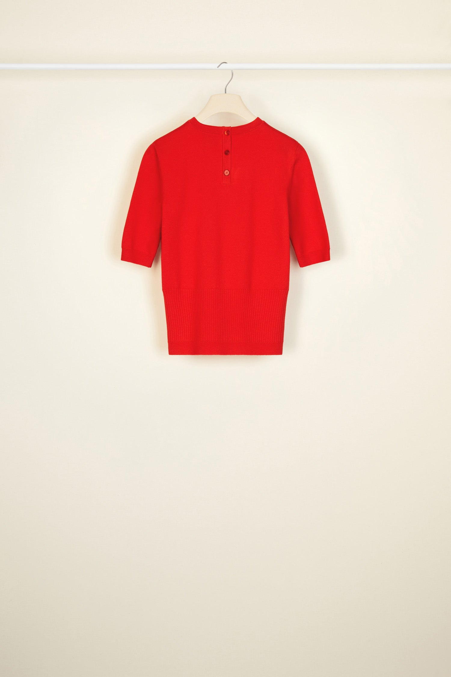Patou - ジュエリー半袖ジャンパー - Capucine Red - 貴重なパールをあしらったクラシカルなニット。カプシーヌレッドのジャンパー。半袖スタイル。ジュエリー ネックライン。背中にボタン留め。