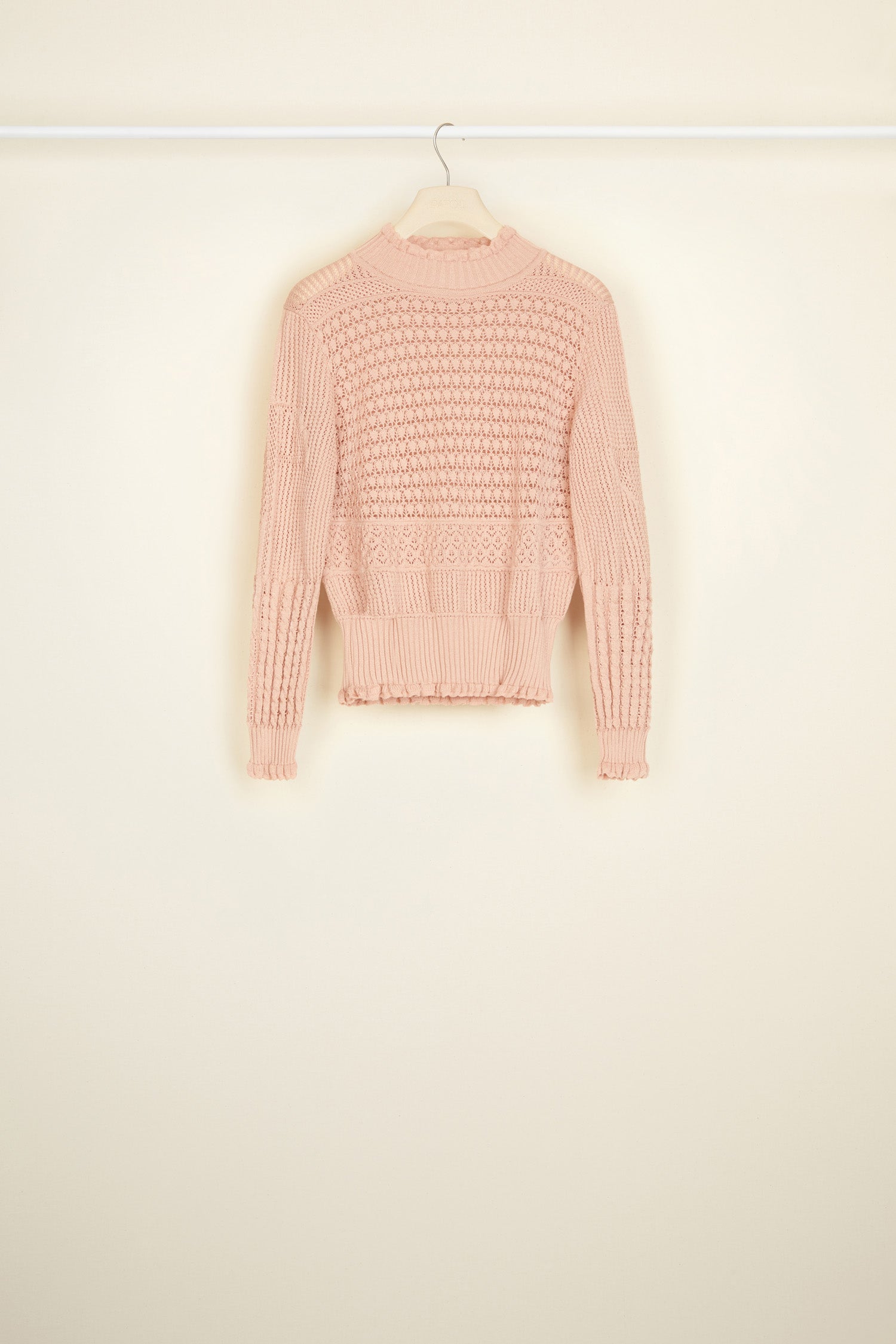 Patou - Maglione in crochet in cotone bio - Powder Pink - Il nuovo uncinetto che si abbina con tutto.Maglione leggero in cotone bio rosa cipria. Varie tecniche di crochet. Leggermente trasparente. Balze al collo, ai polsini e in vita.