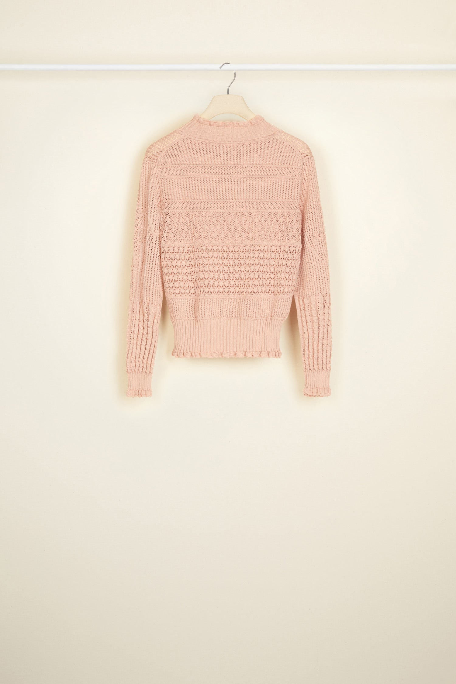 Patou - Maglione in crochet in cotone bio - Powder Pink - Il nuovo uncinetto che si abbina con tutto.Maglione leggero in cotone bio rosa cipria. Varie tecniche di crochet. Leggermente trasparente. Balze al collo, ai polsini e in vita.