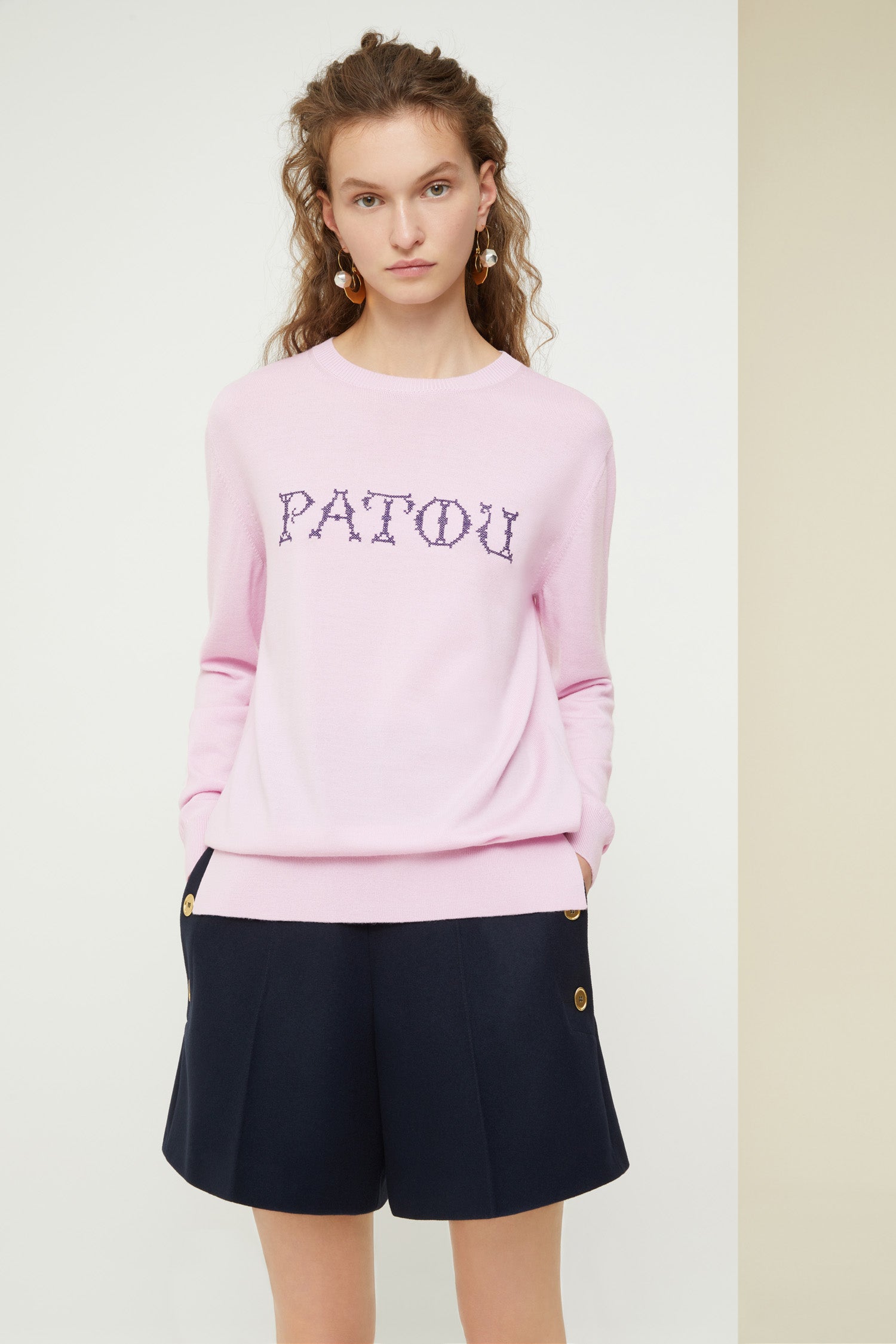 Patou - Logo-Pullover mit Kreuzstich - Lilac - Tausend Logos, eine einzigartige Signatur.   Lilafarbener leichter Strickpullover. Marinefarbenes Patou Logo mit Kreuzstich auf der Vorderseite. Seitliche Schlitze. Im hinteren Bereich etwas länger.