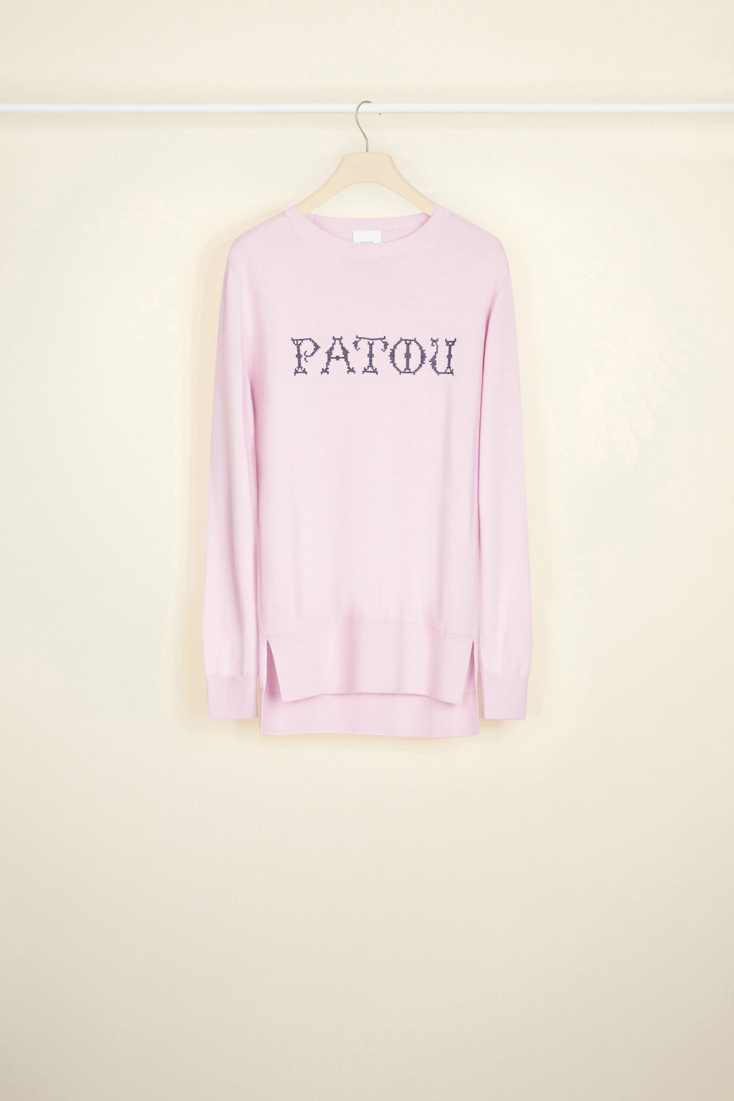 Patou - Logo-Pullover mit Kreuzstich - Lilac - Tausend Logos, eine einzigartige Signatur.   Lilafarbener leichter Strickpullover. Marinefarbenes Patou Logo mit Kreuzstich auf der Vorderseite. Seitliche Schlitze. Im hinteren Bereich etwas länger.