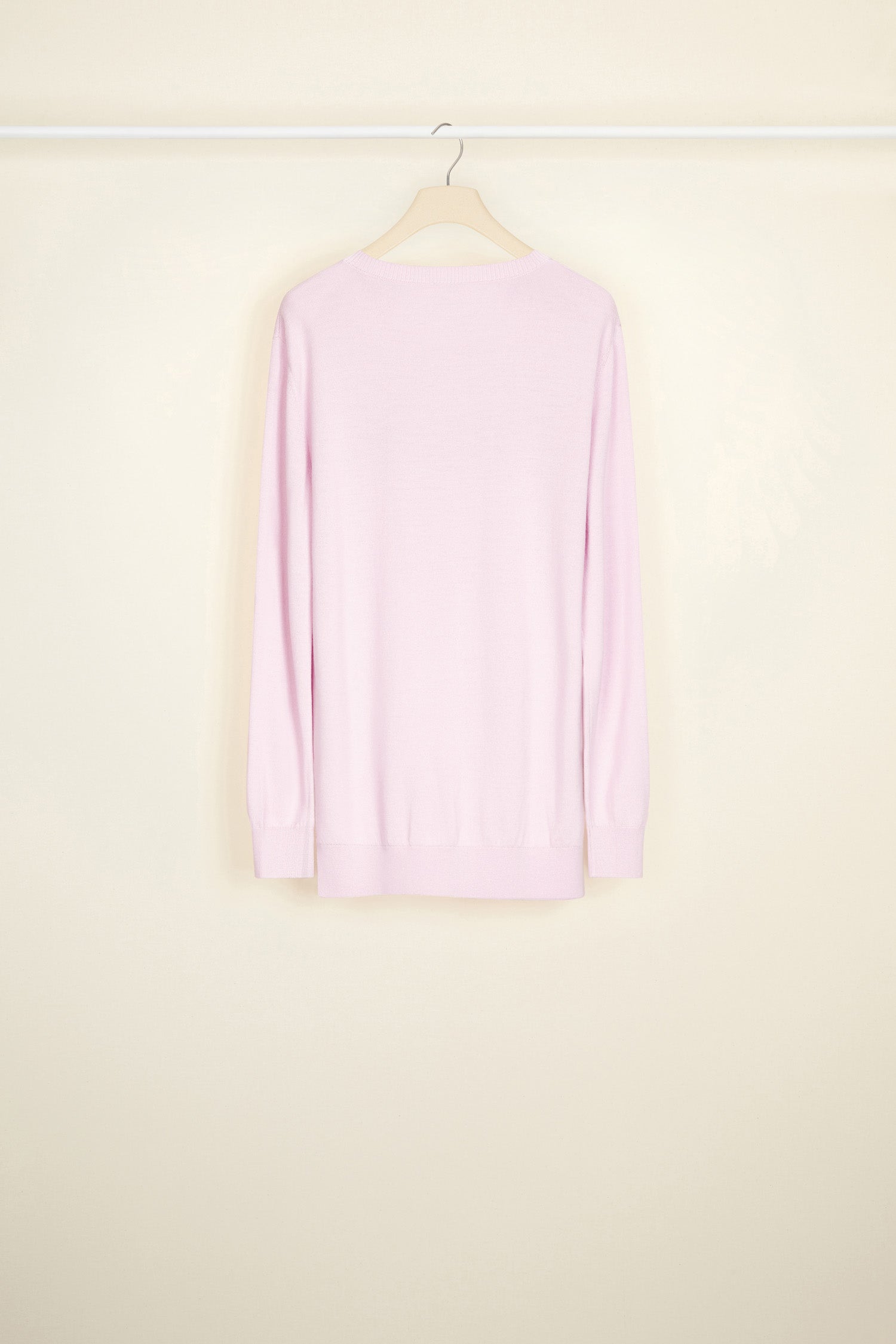 Patou - Logo-Pullover mit Kreuzstich - Lilac - Tausend Logos, eine einzigartige Signatur.   Lilafarbener leichter Strickpullover. Marinefarbenes Patou Logo mit Kreuzstich auf der Vorderseite. Seitliche Schlitze. Im hinteren Bereich etwas länger.