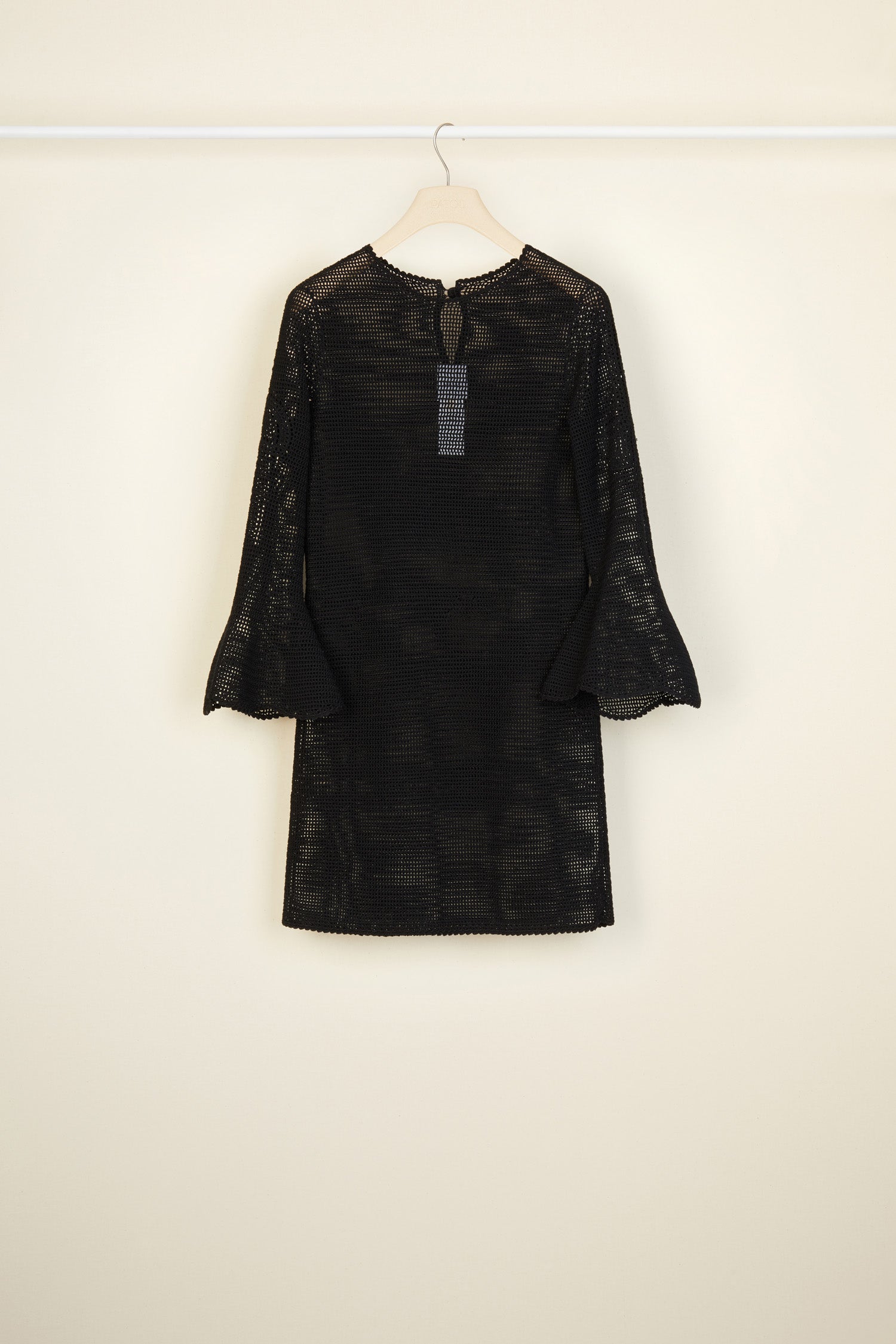 Patou - Robe courte en crochet bio - Black - La petite robe noire Patou qui fait rimer transparence et élégance.Robe en coton noir bio. Crochet réalisé à la main. Modèle légérement transparent. Encolure ronde. Boutonnage au dos. Manches tulipes ornées d’un logo JP stylisé.