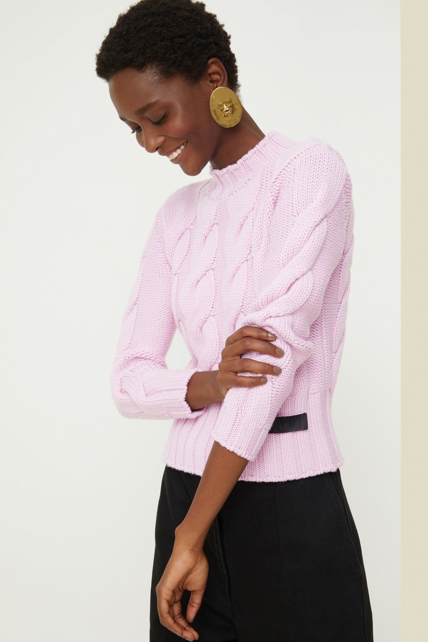 Patou - Pull à torsades en laine - Lilac - Le pull torsadé joue la carte de la modernité.Pull à torsades en laine mérinos lilas. Coupe courte et manches trois-quarts. Bordures côtelées au col, aux poignets et à la taille. Étiquette Patou brodée.